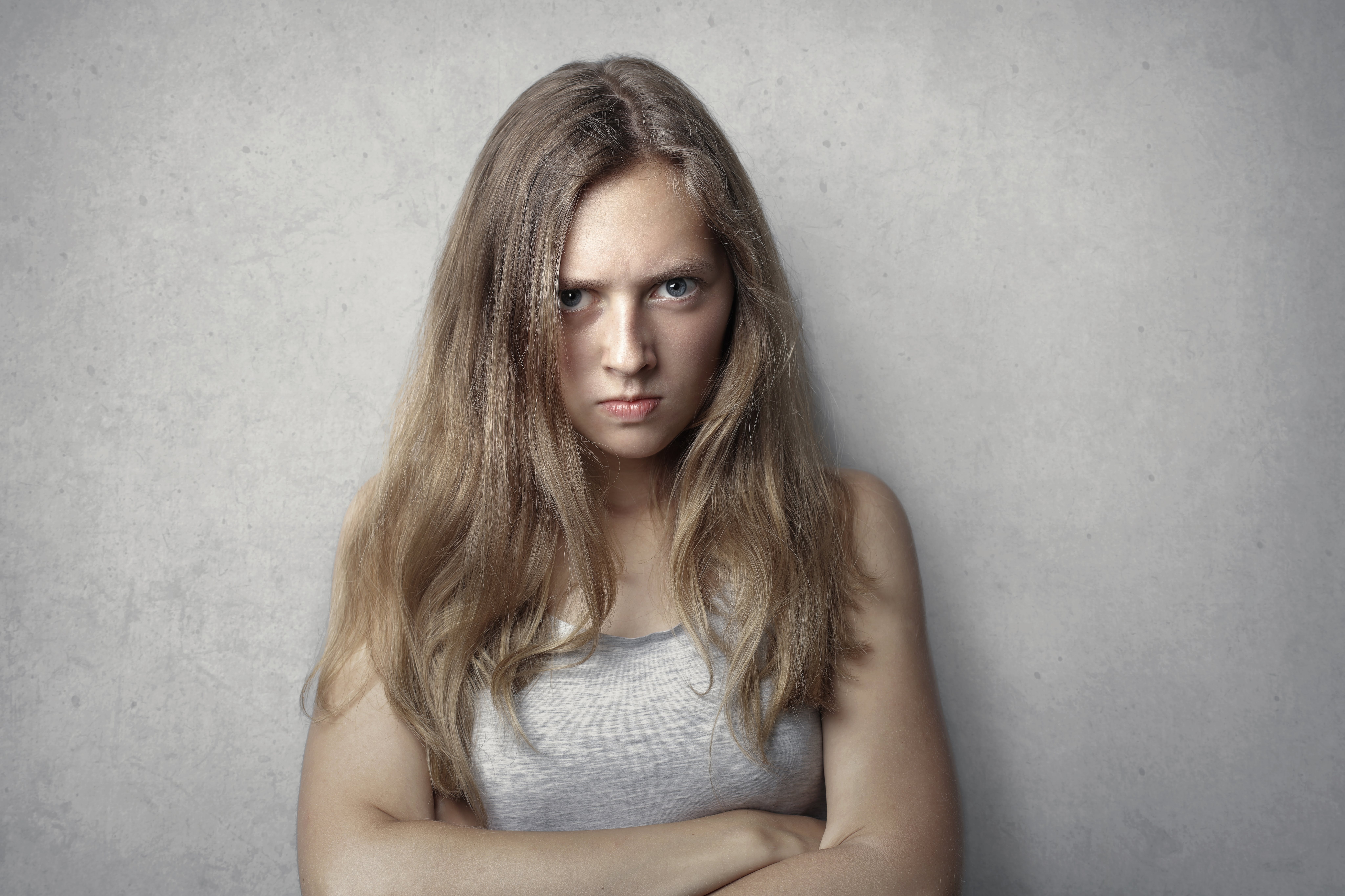 Une femme en colère debout, les bras croisés | Source : Pexels
