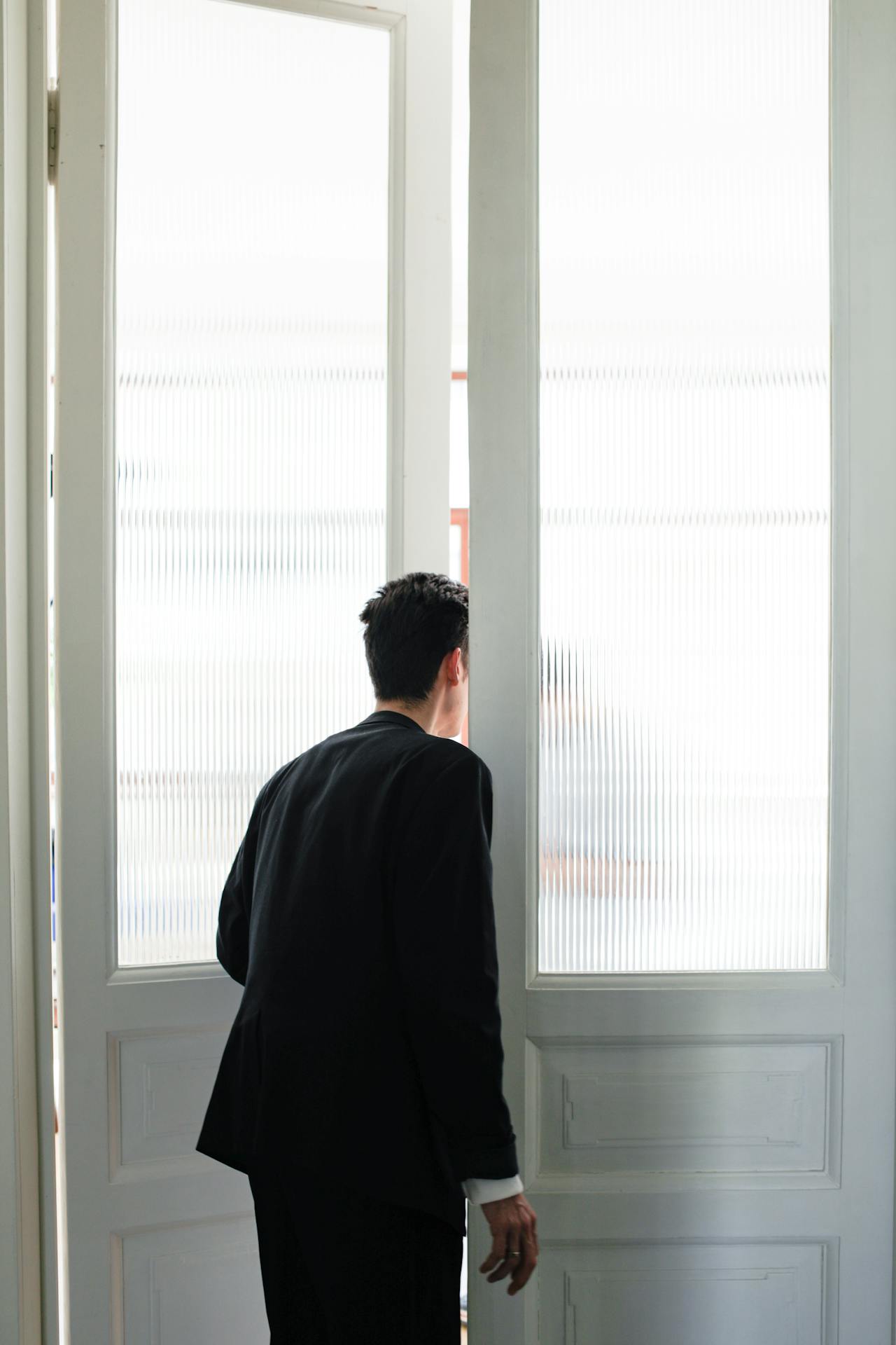 Un homme debout dans l'embrasure de la porte | Source : Pexels