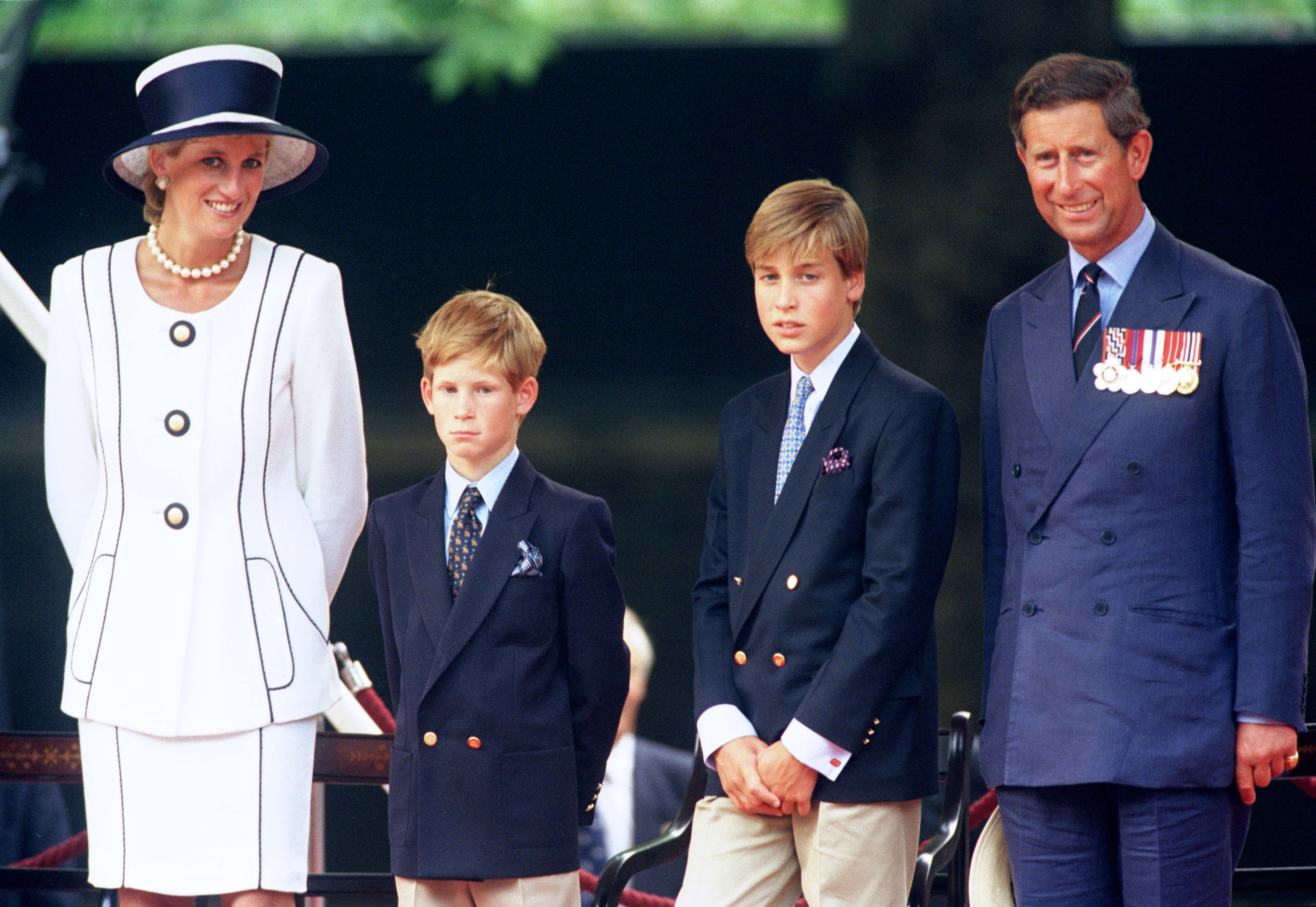 Le Prince et la Princesse de Galles et les Princes William et Harry aux célébrations du 50ème anniversaire du Vj Day à Londres. | Source : Getty Images            