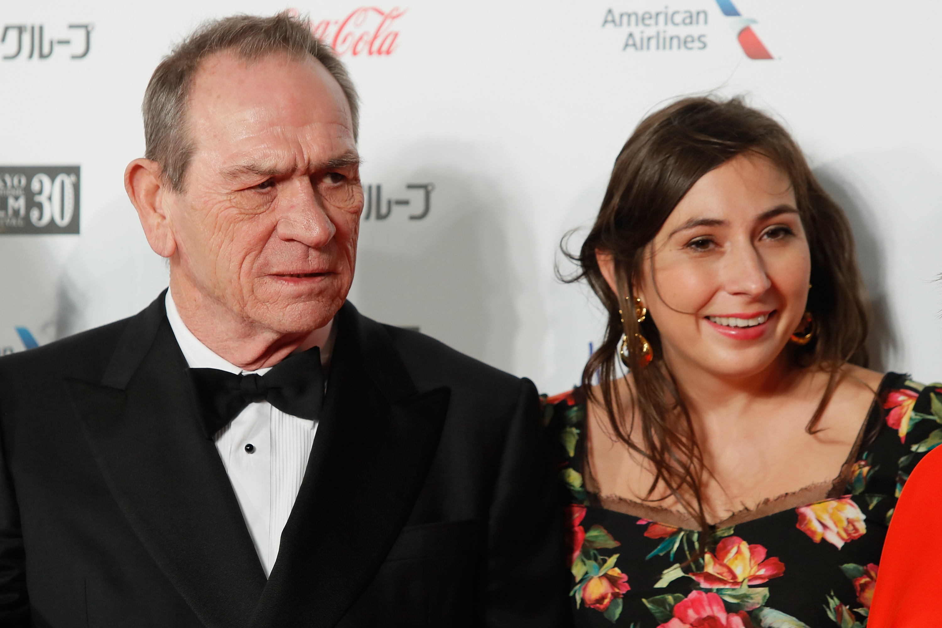 Tommy Lee Jones et Victoria Jones sur le tapis rouge du 30e Festival international du film de Tokyo à Roppongi Hills, le 25 octobre 2017 au Japon. | Source : Getty Images