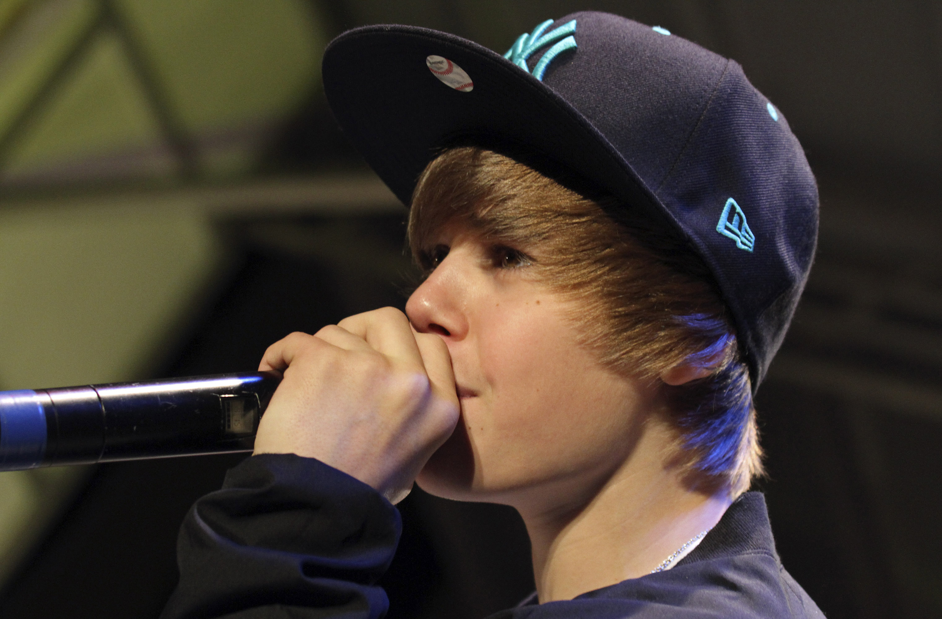 Justin Bieber se produit au Citadel Outlets dans la ville de Commerce, en Californie, le 14 décembre 2009 | Source : Getty Images