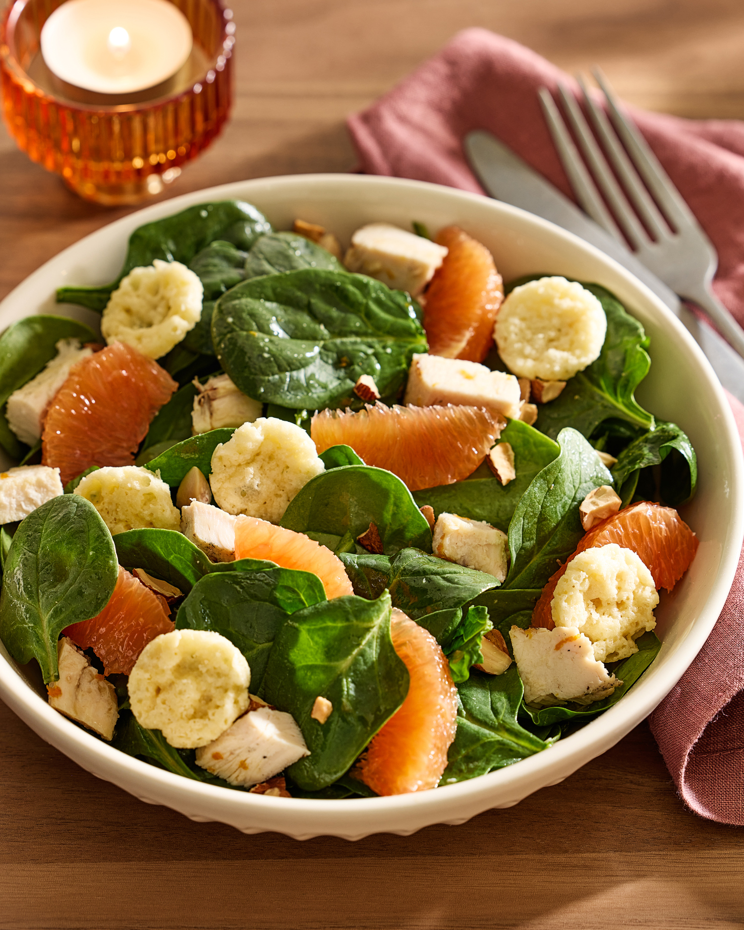Une assiette de salade d'épinards au poulet, à l'orange et au sésame | Source : Getty Images