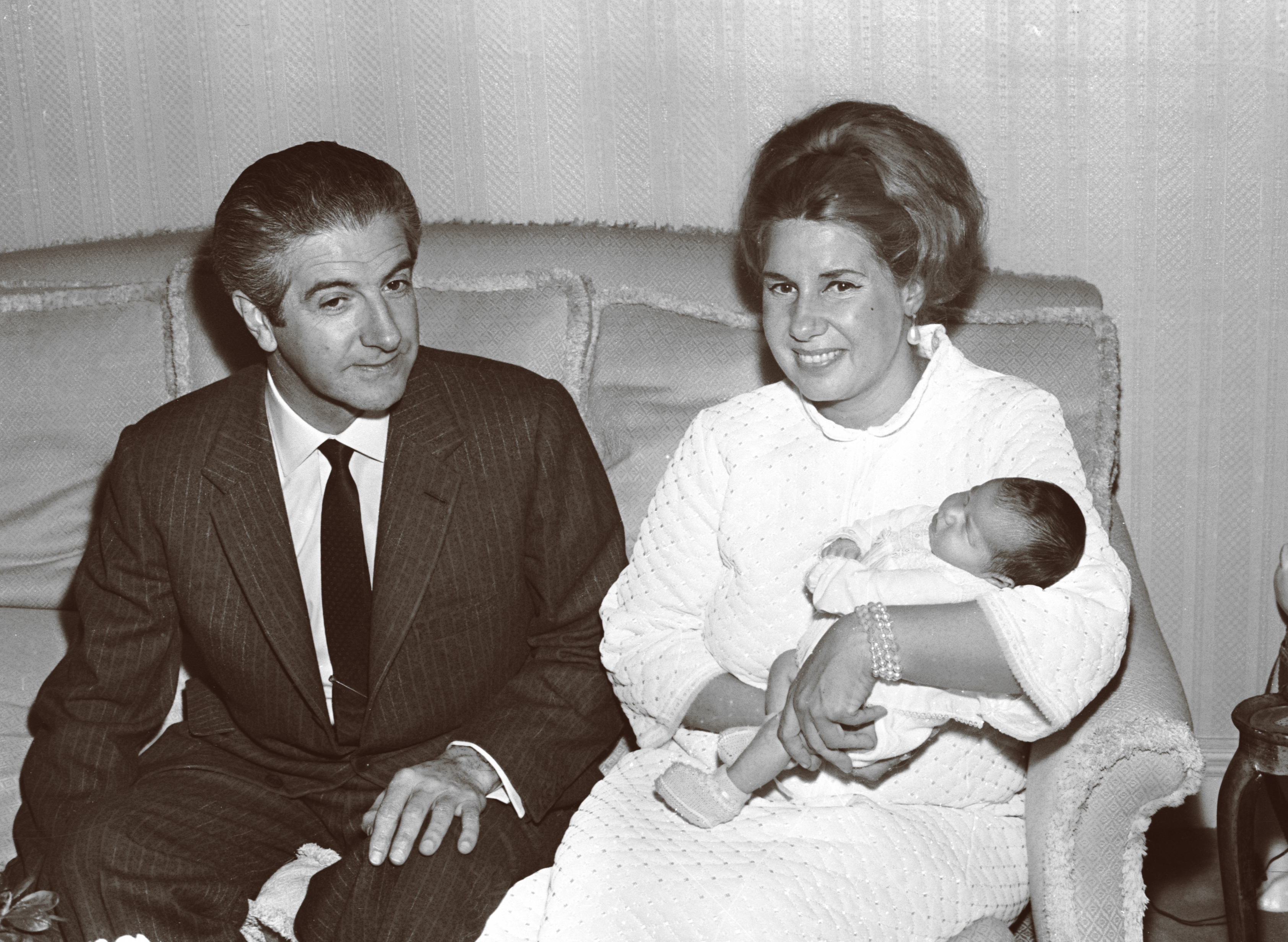 La duchesse d'Alba, Maria del Rosario Cayetana Fitz-James-Stuart et Luis Martinez de Irujo y Artacoz avec leur fille en 1968. | Source : Getty Images