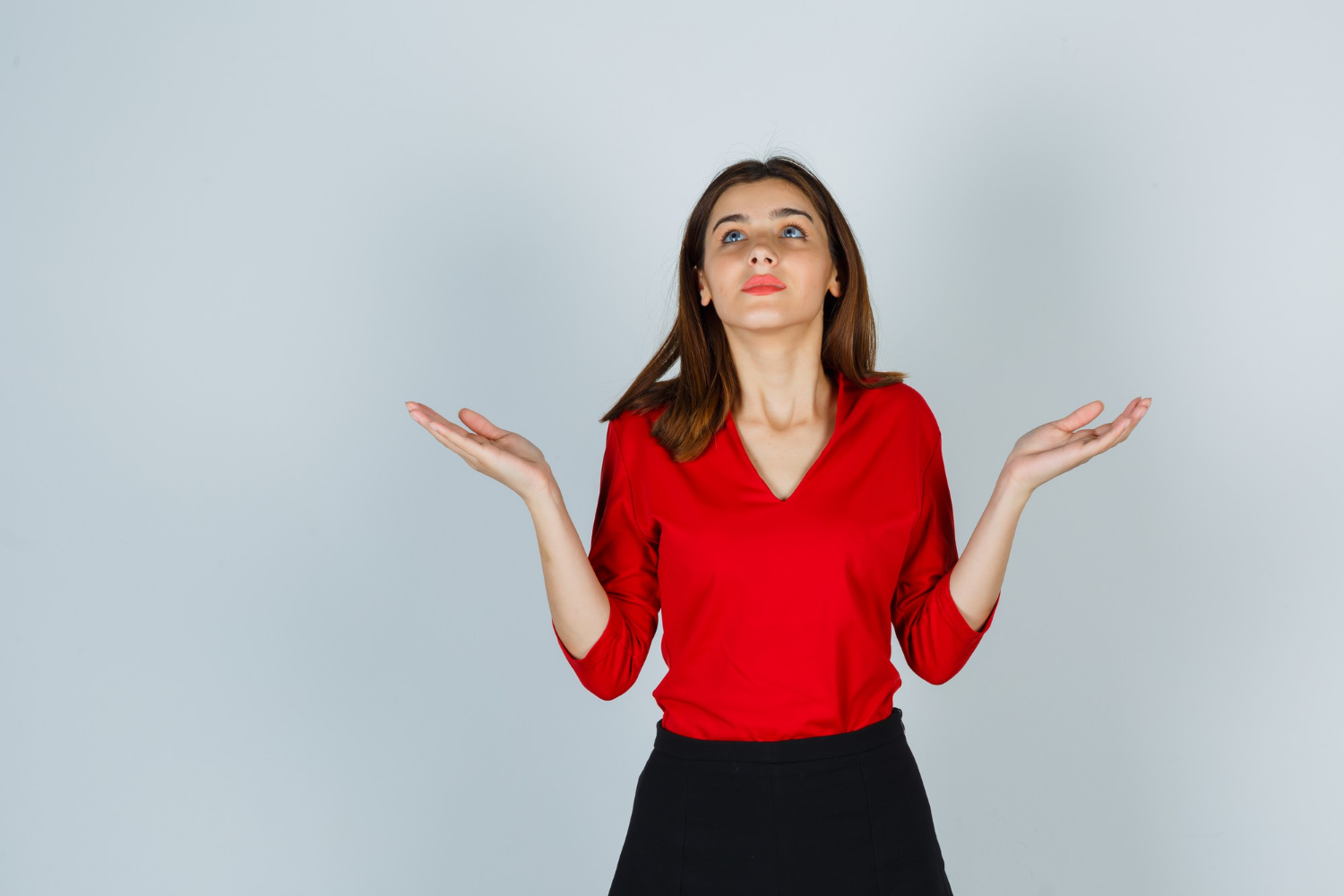 Une femme haussant les épaules avec indifférence | Source : Freepik