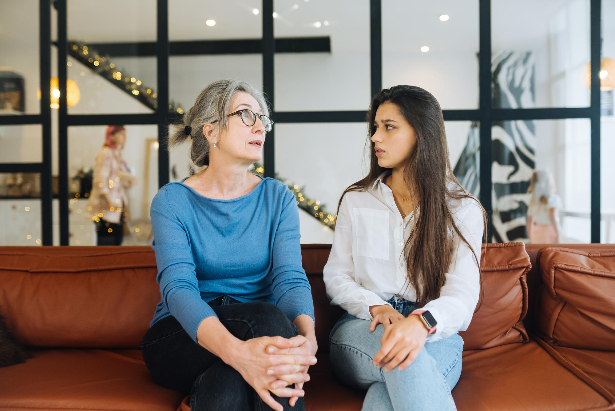 Une femme plus jeune parle à une femme plus âgée | Source : Freepik