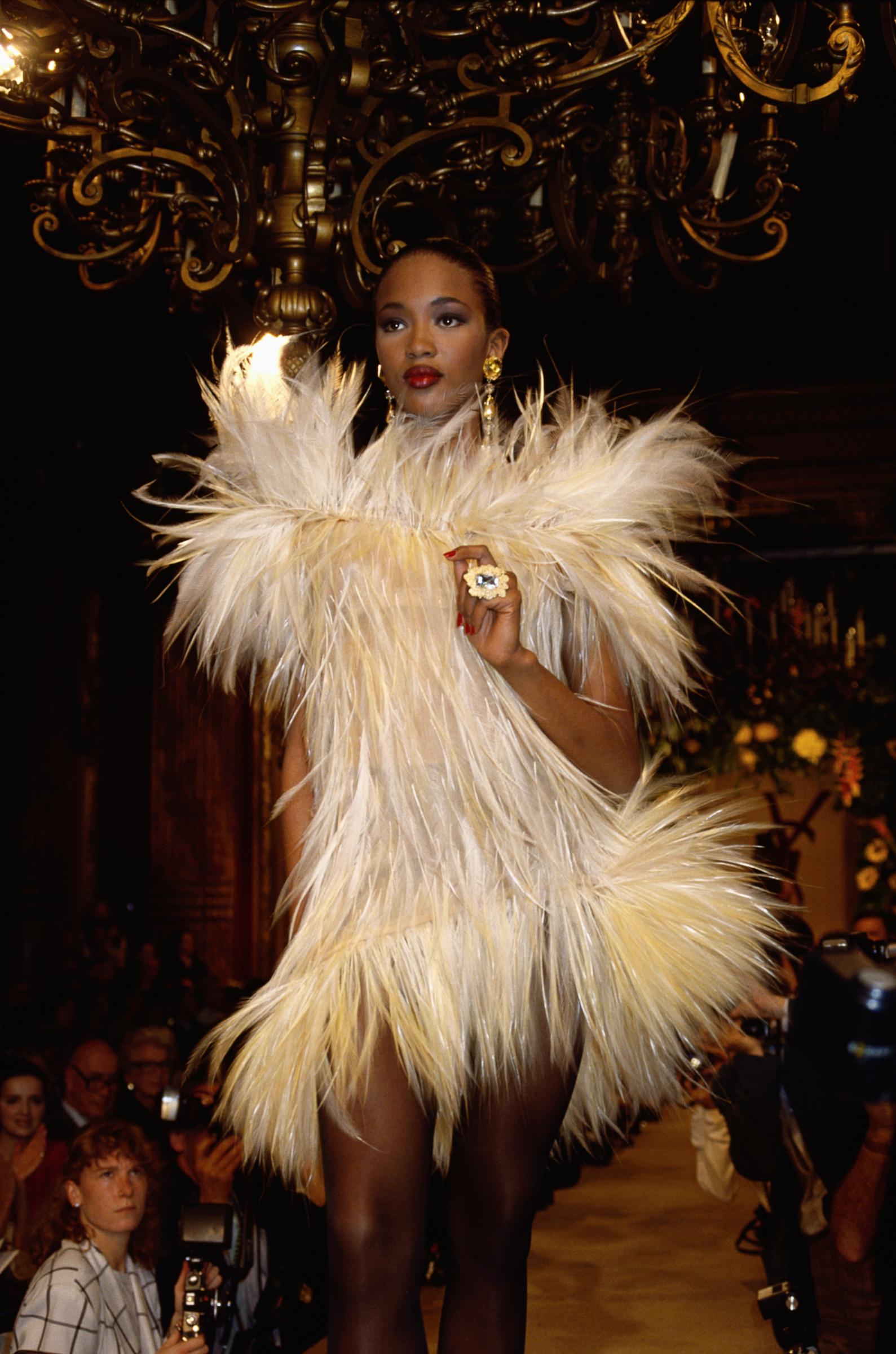 Naomi Campbell porte une robe de cocktail en fourrure créée par le couturier français Yves Saint Laurent lors de son défilé automne-hiver 1987-1988 à Paris I Source : Getty Images