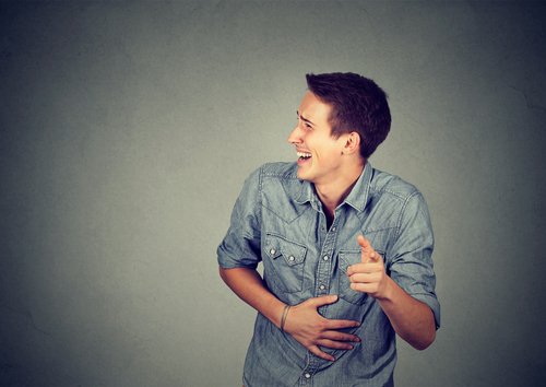 Un jeune homme riant. | Source : Shutterstock
