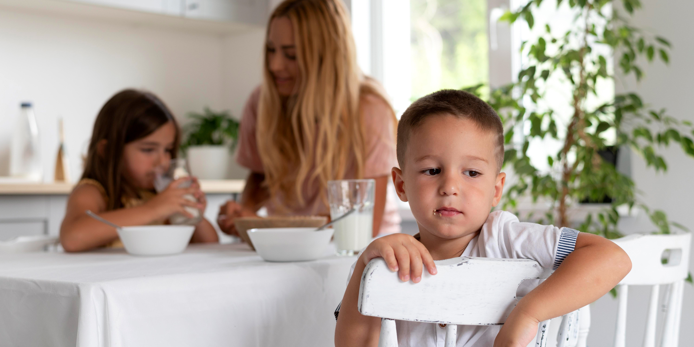 Une mère de deux enfants prend son petit déjeuner | Source : Freepik