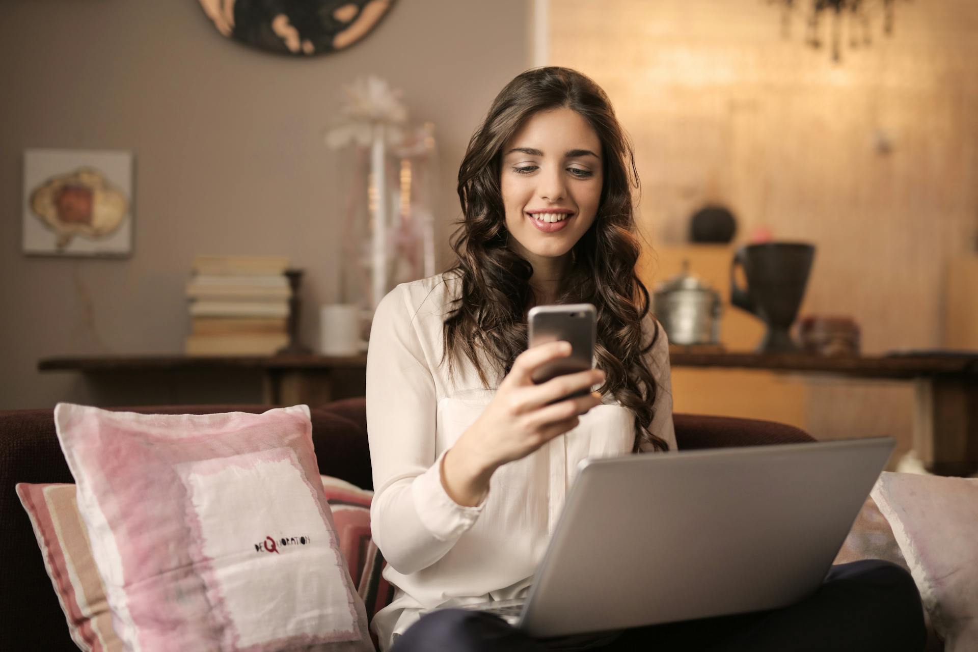 Une femme utilisant son téléphone | Source : Pexels