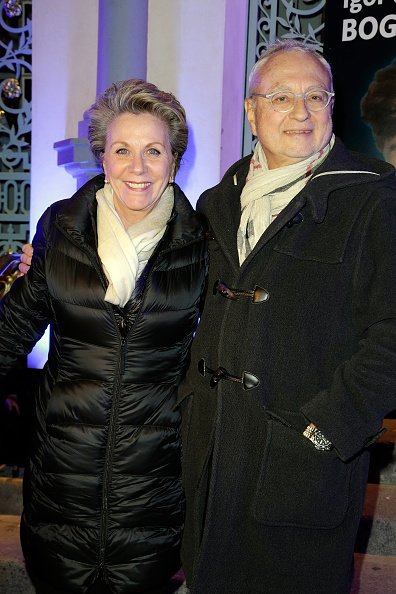 Françoise Laborde et Jean-Claude Paris assister à 'Big Bang' Premiere Theater Play au Théâtre du Gymnase le 8 février 2016 à Paris, France. | Photo : Getty Images