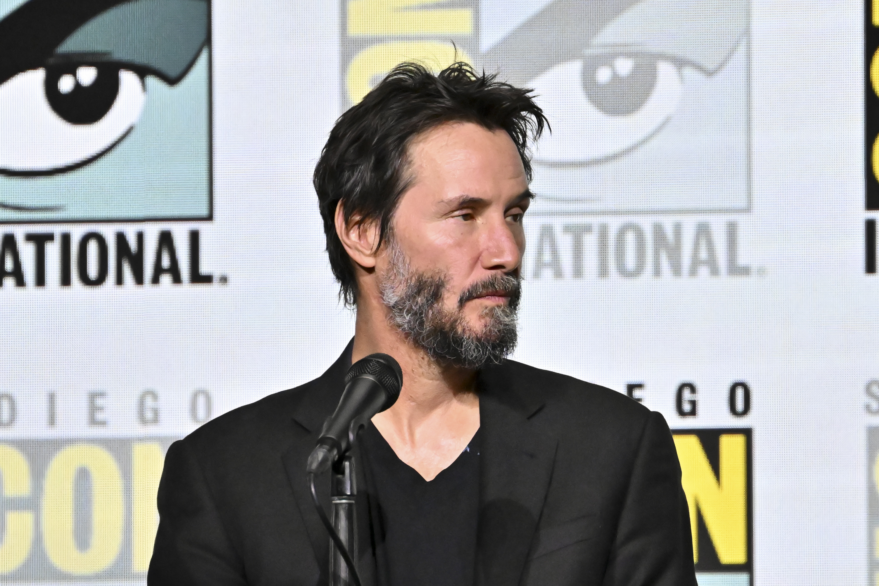 Keanu Reeves parle sur scène lors du Comic-Con international de San Diego le 27 juillet 2024 | Source : Getty Images