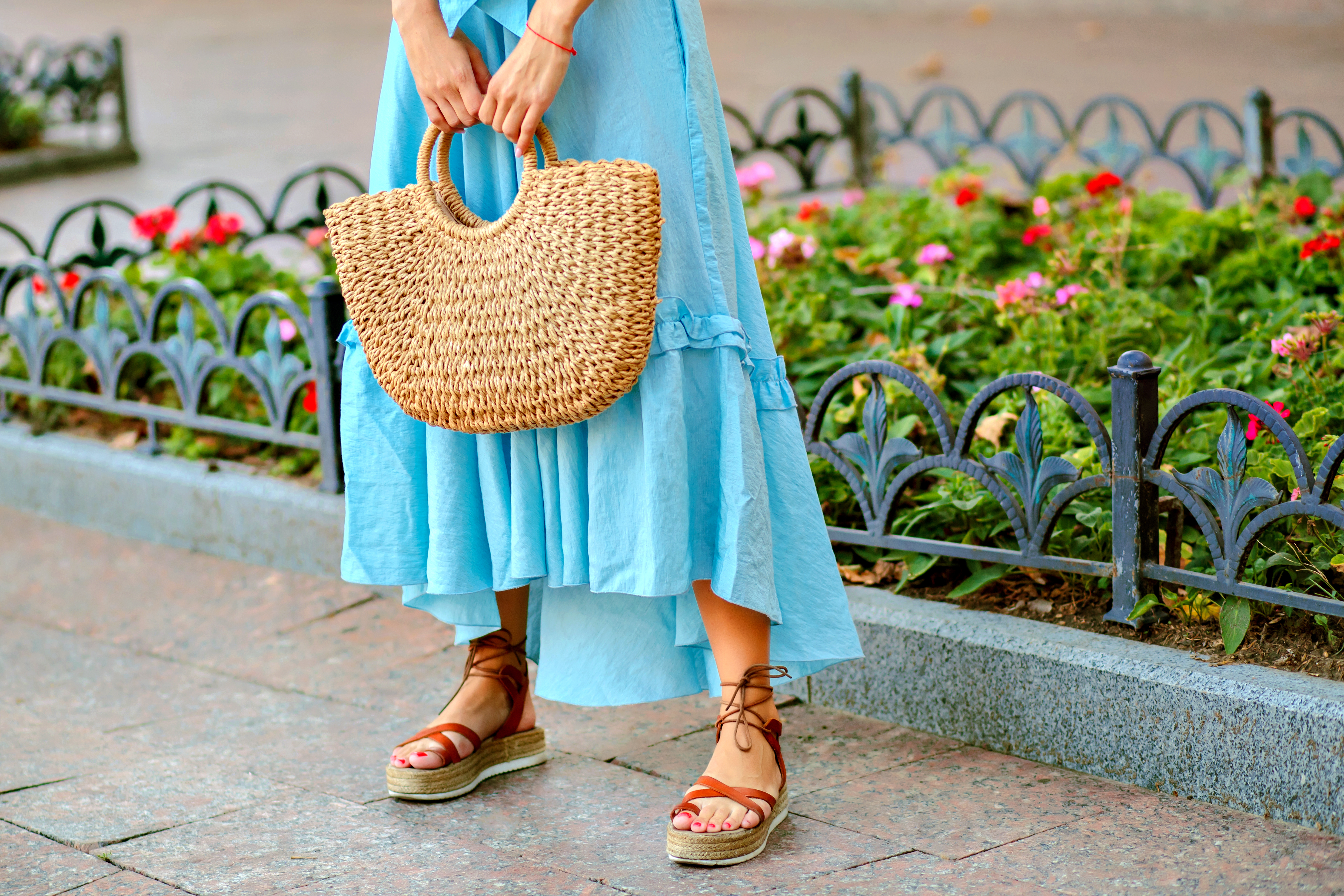 Une femme portant une robe d'été | Source : Shutterstock