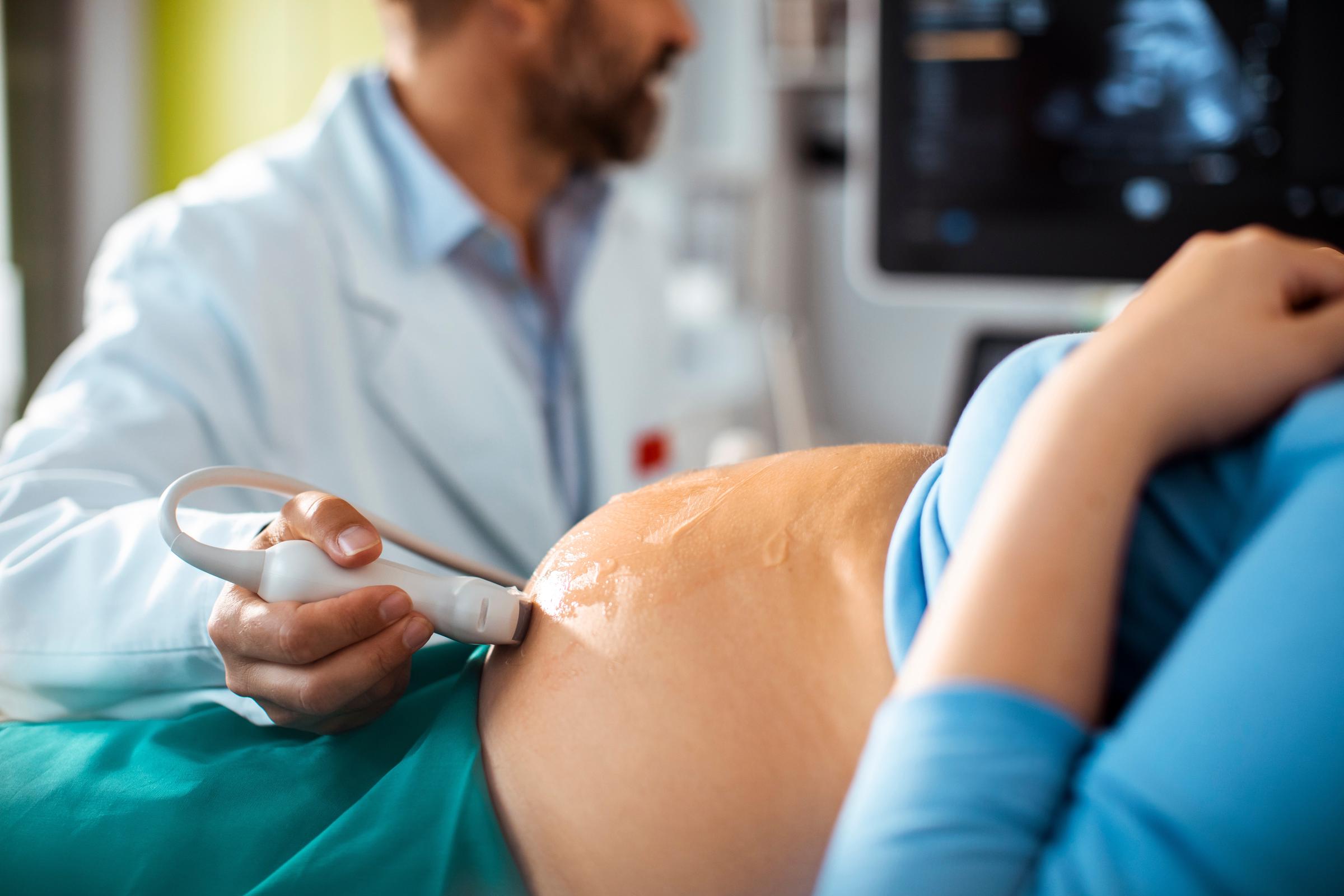 Une femme en train de passer une échographie | Source : Shutterstock