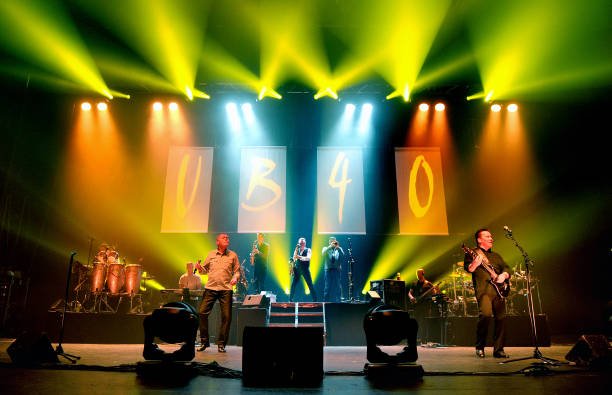 Le célèbre groupe UB40 en pleine prestation | Sources : Getty Images