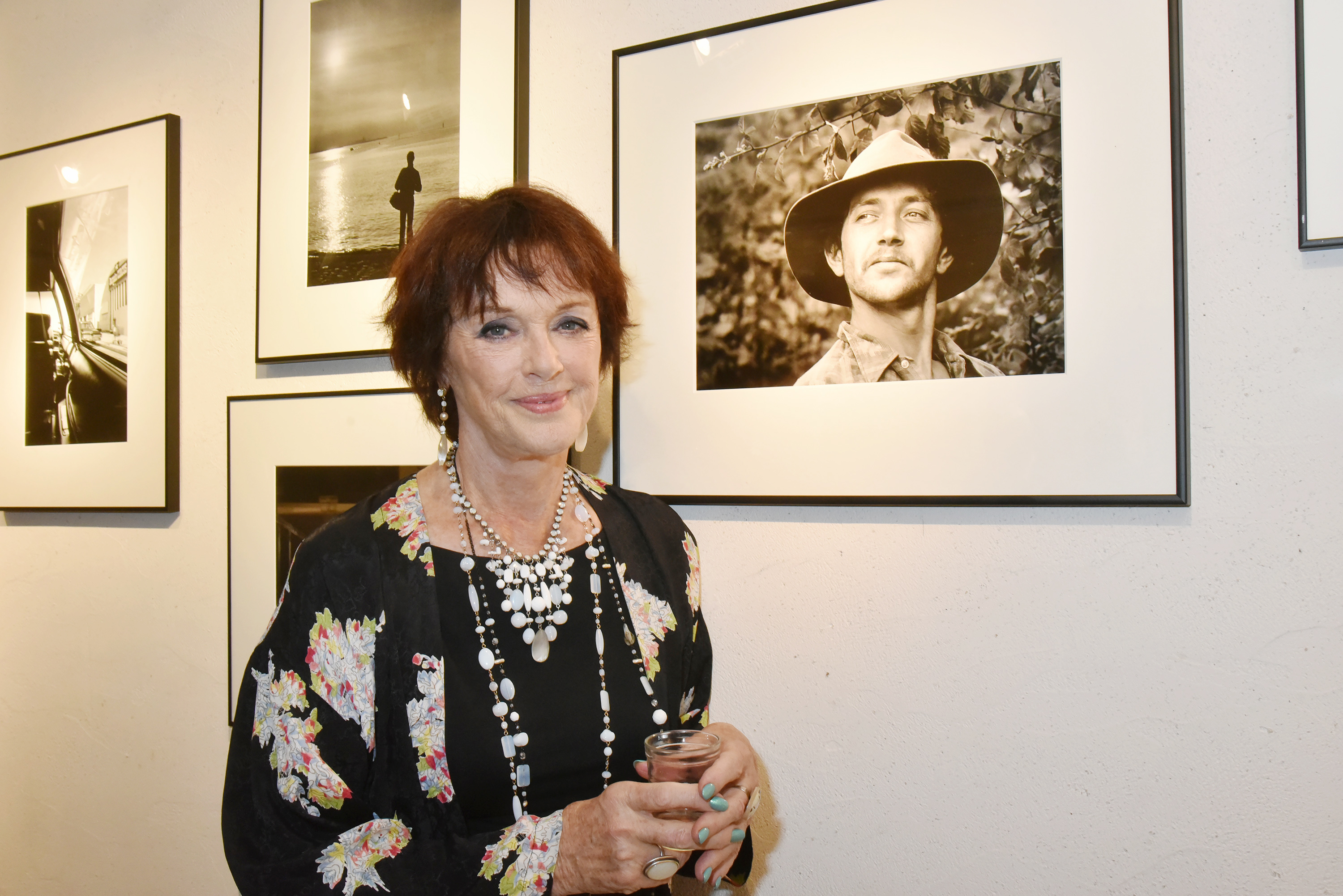 L'actrice et photographe Anny Duperey pose avec le portrait de son mari, l'acteur Bernard Giraudeau, lors de l'exposition photo et séance de dédicace d'Anny Duperey à la galerie Voz à Paris, le 7 novembre 2018 à Paris, en France I Source : Getty Images