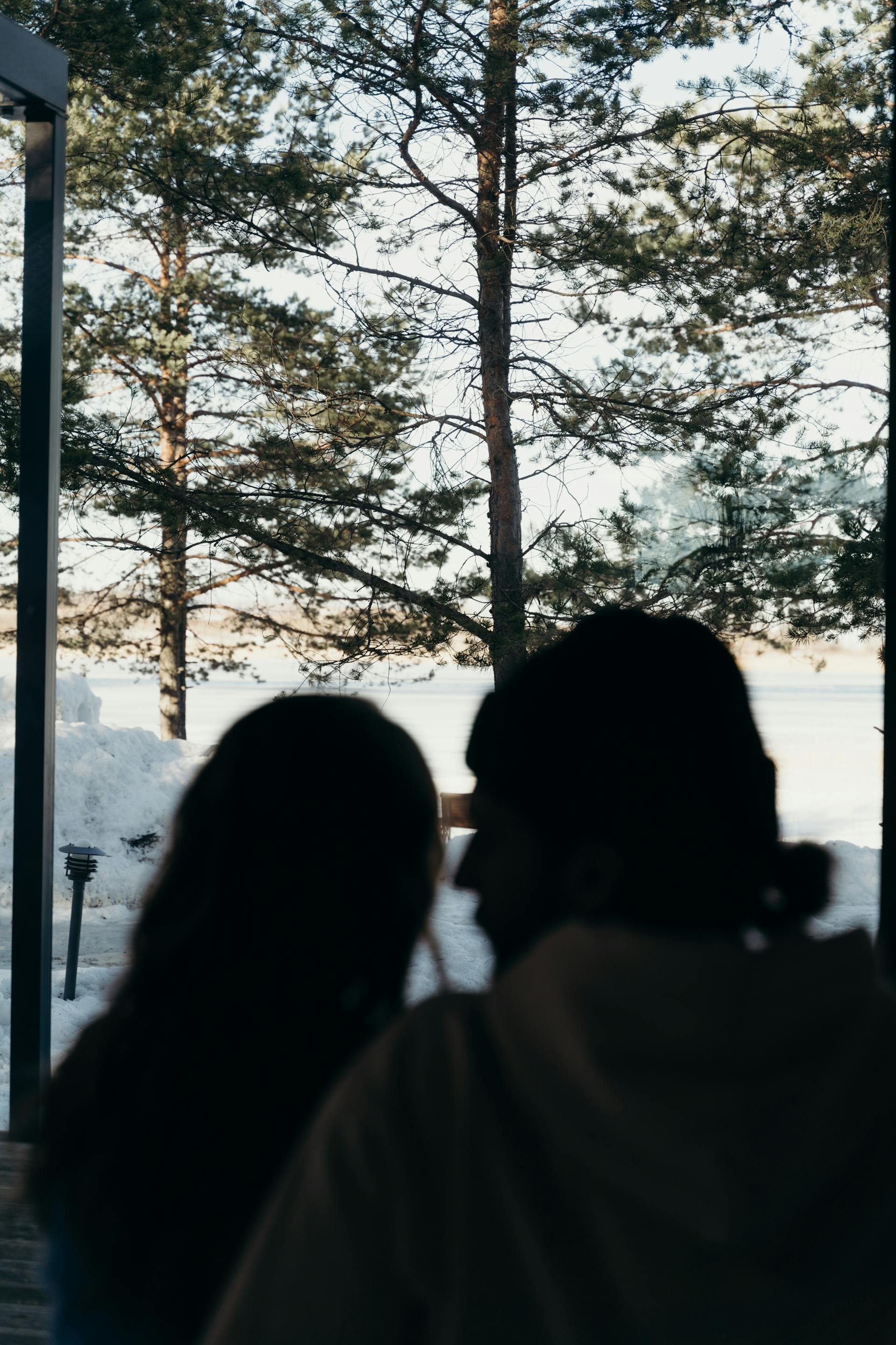 Silhouette d'un couple en train de discuter | Source : Pexels