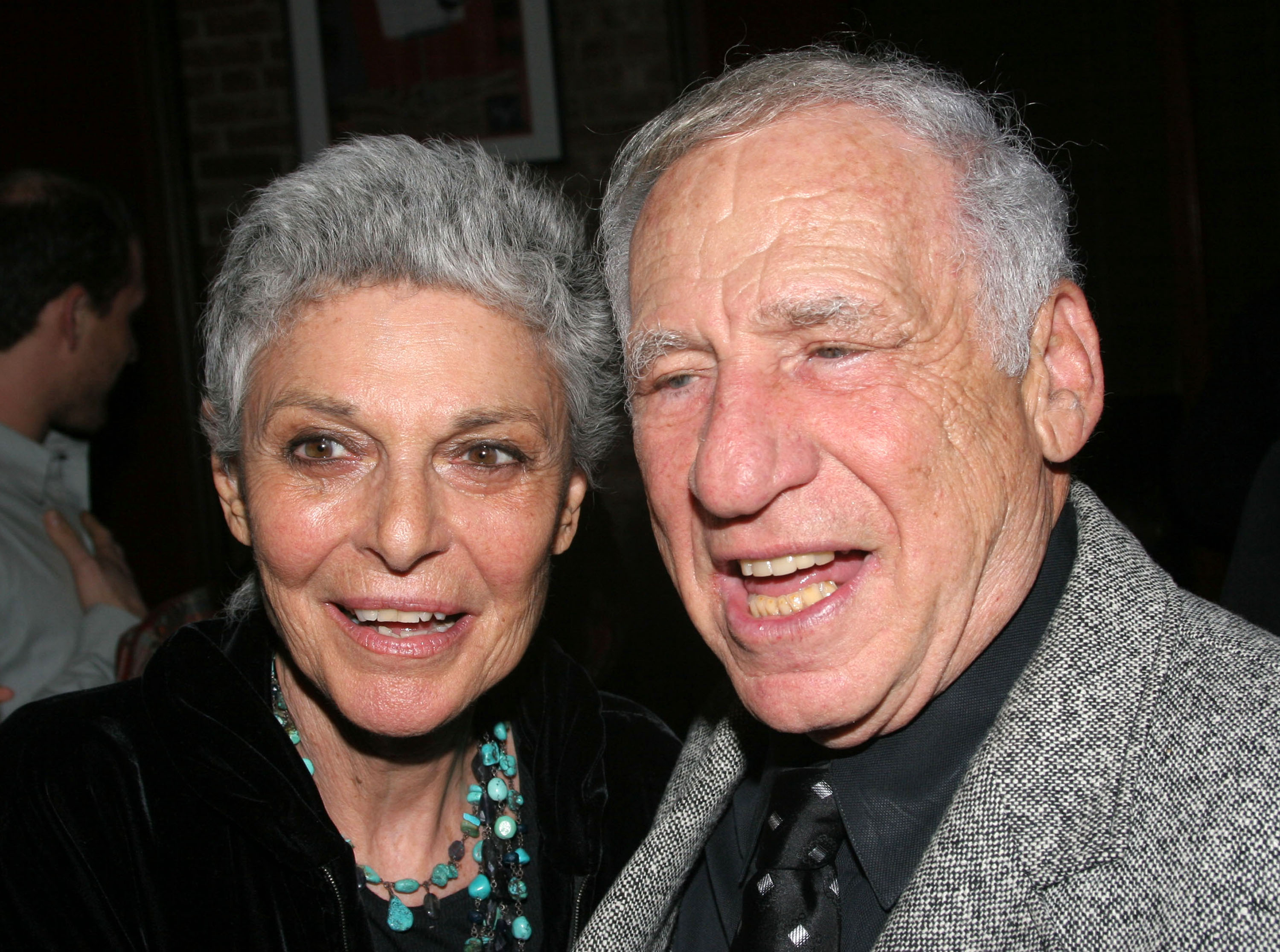 Mel Brooks et Anne Bancroft pendant la distribution de "The Producers" accueillent Richard Kind et Alan Ruck de "Spin City" à Broadway le 11 janvier 2005 à New York.  | Source : Getty Images