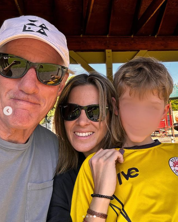 Richard Gere et Alejandra Silva sont vus souriants à l'extérieur avec leur fils, qui porte un maillot jaune, juin 2024. | Source : Instagram/alejandragere