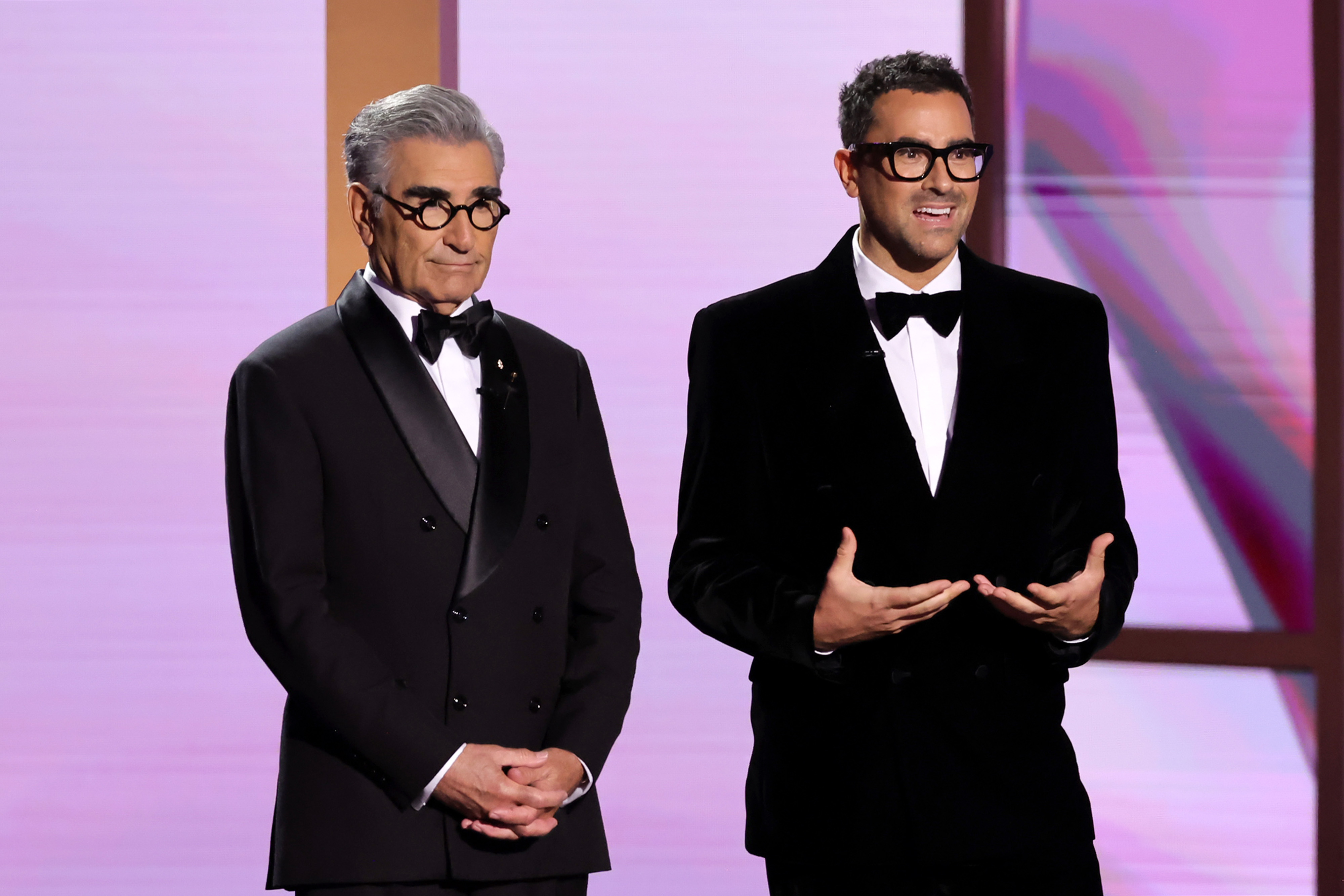 Eugene et Daniel Levy animant la 76e édition des Primetime Emmy Awards, le 15 septembre 2024, à Los Angeles, en Californie. | Source : Getty Images