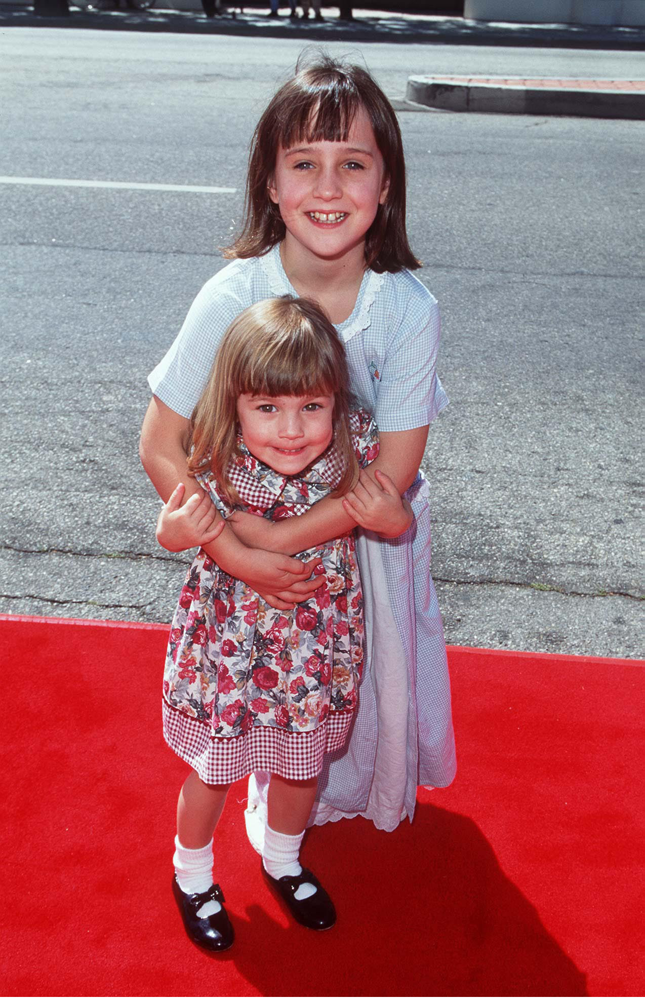 Mara Wilson et sa soeur, Ana, à la première de "Matilda" en 1996 | Source : Getty Images