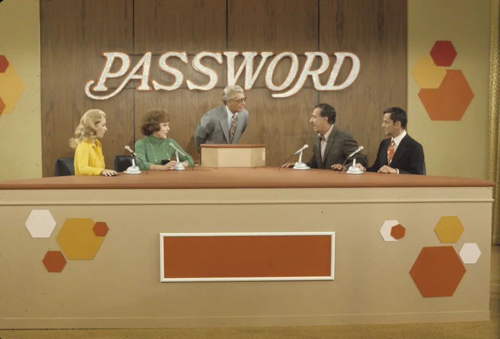 Betty White, Allen Ludden, Jack Klugman, Tony Randall pendant l'enregistrement de "Password" ┃ Source : Getty Images