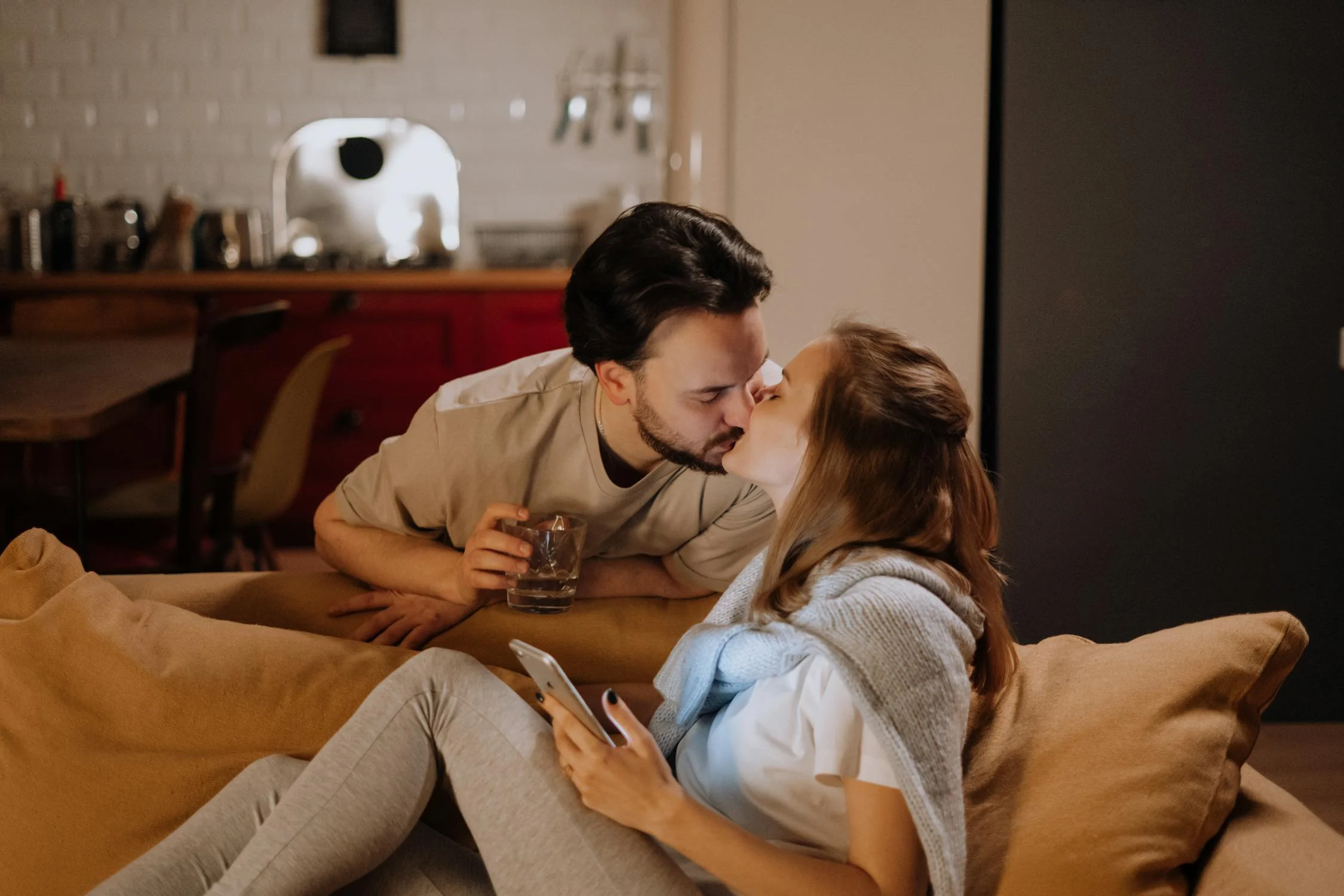 Un couple qui s'embrasse à la maison | Source : Pexels