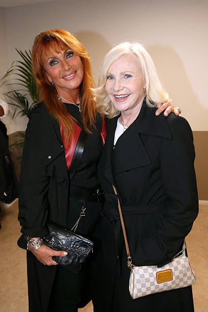 Michèle Torr en compagnie de son amie de longue date la chanteuse Julie Pietri | Sources : Getty Images