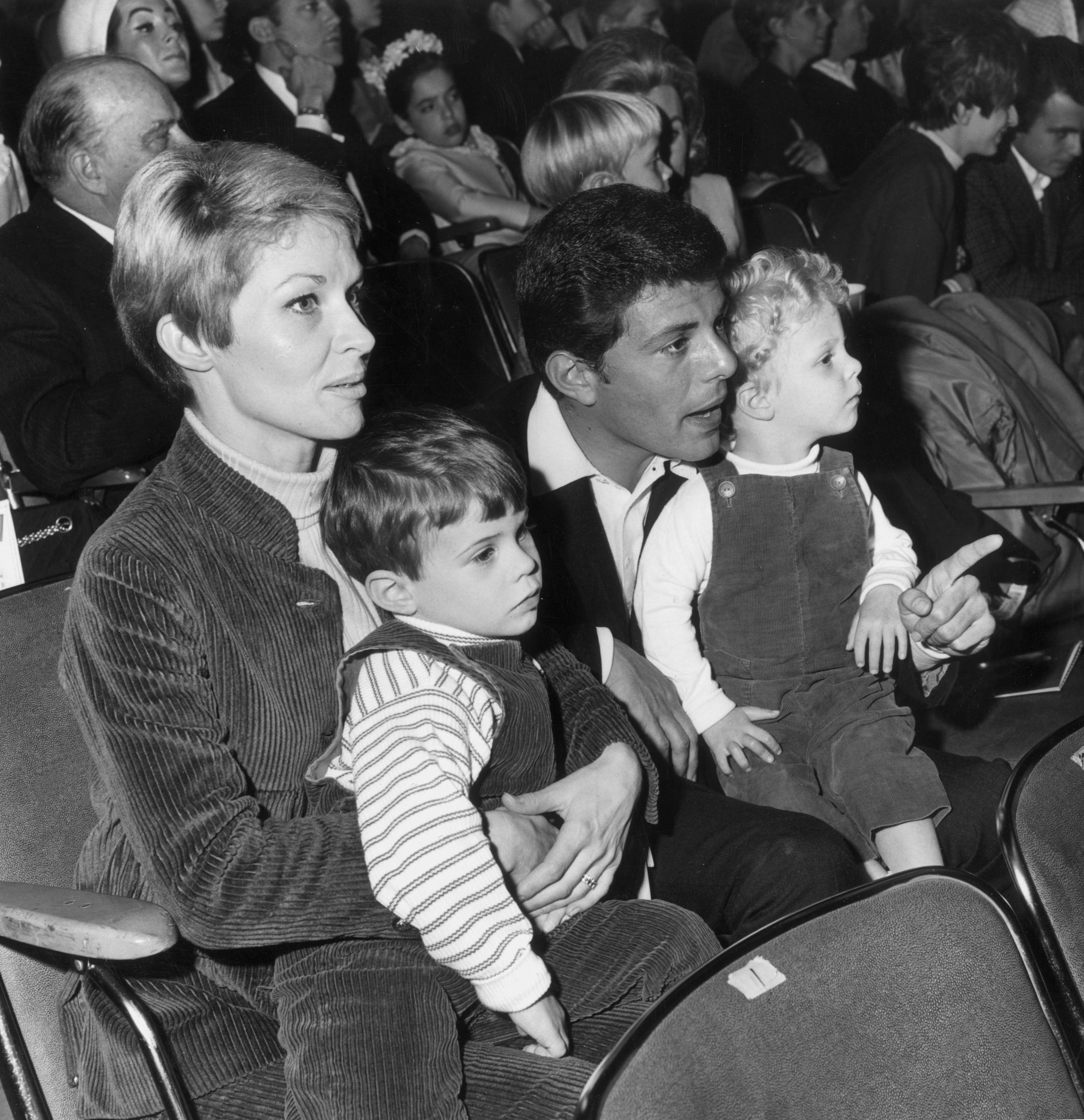 Kathryn Diebel et Frankie Avalon avec leurs deux fils au cirque international Dobritch le 16 mars 1967 | Source : Getty Images