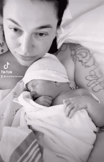 Shelbie Martin avec son bébé | Source : tiktok.com/shelbielenora