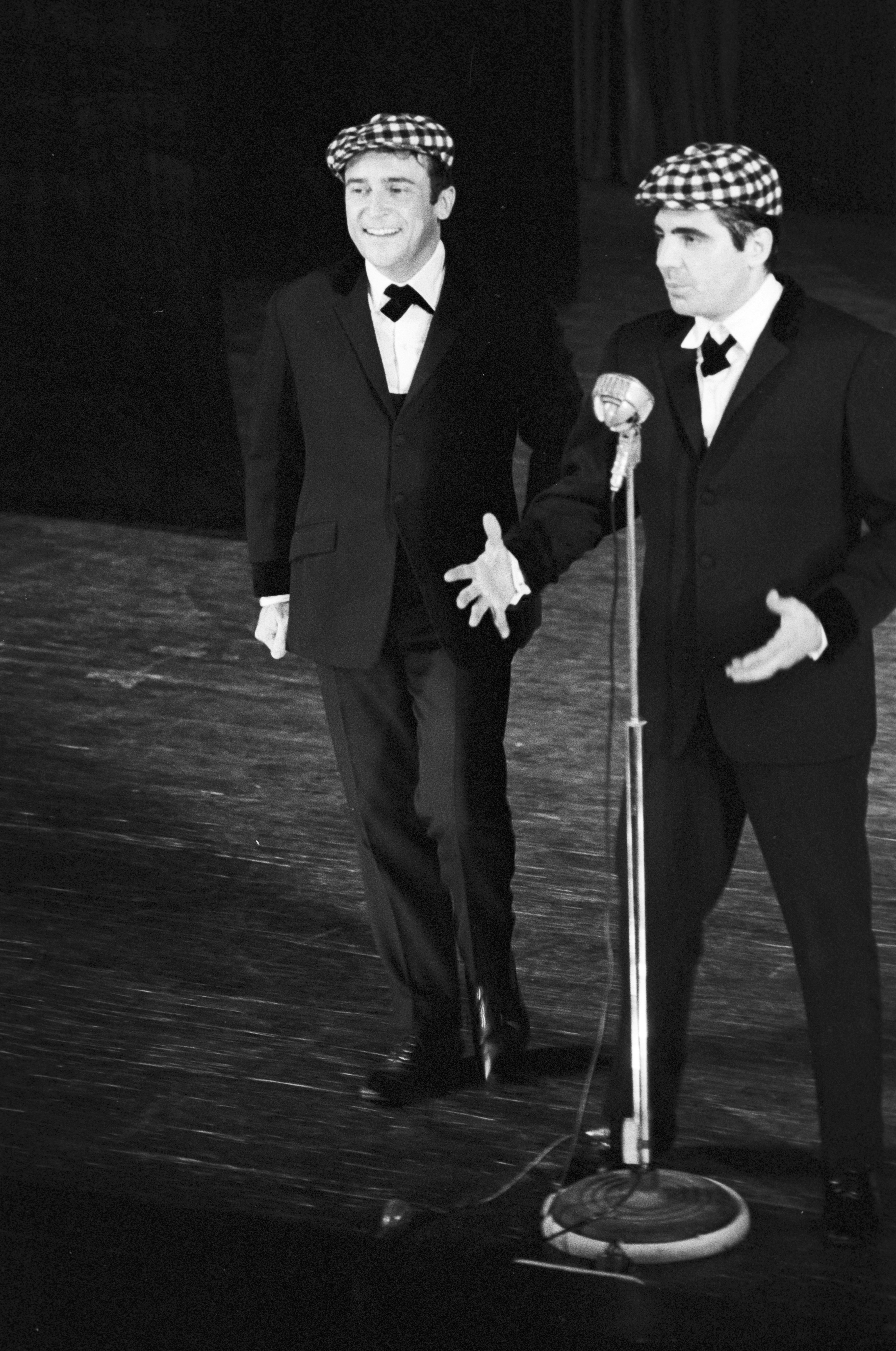 Le duo comique Roger PIERRE  et Jean-Marc THIBAULT interprétant l'un de leur sketch, en France, le 16 octobre 1964. | Photo : Getty Images