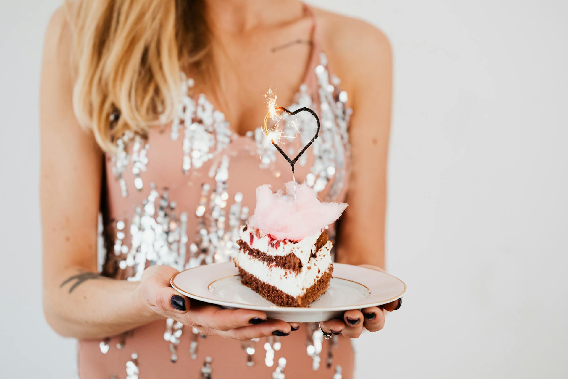 Une femme tenant un gâteau | Source : Pexels