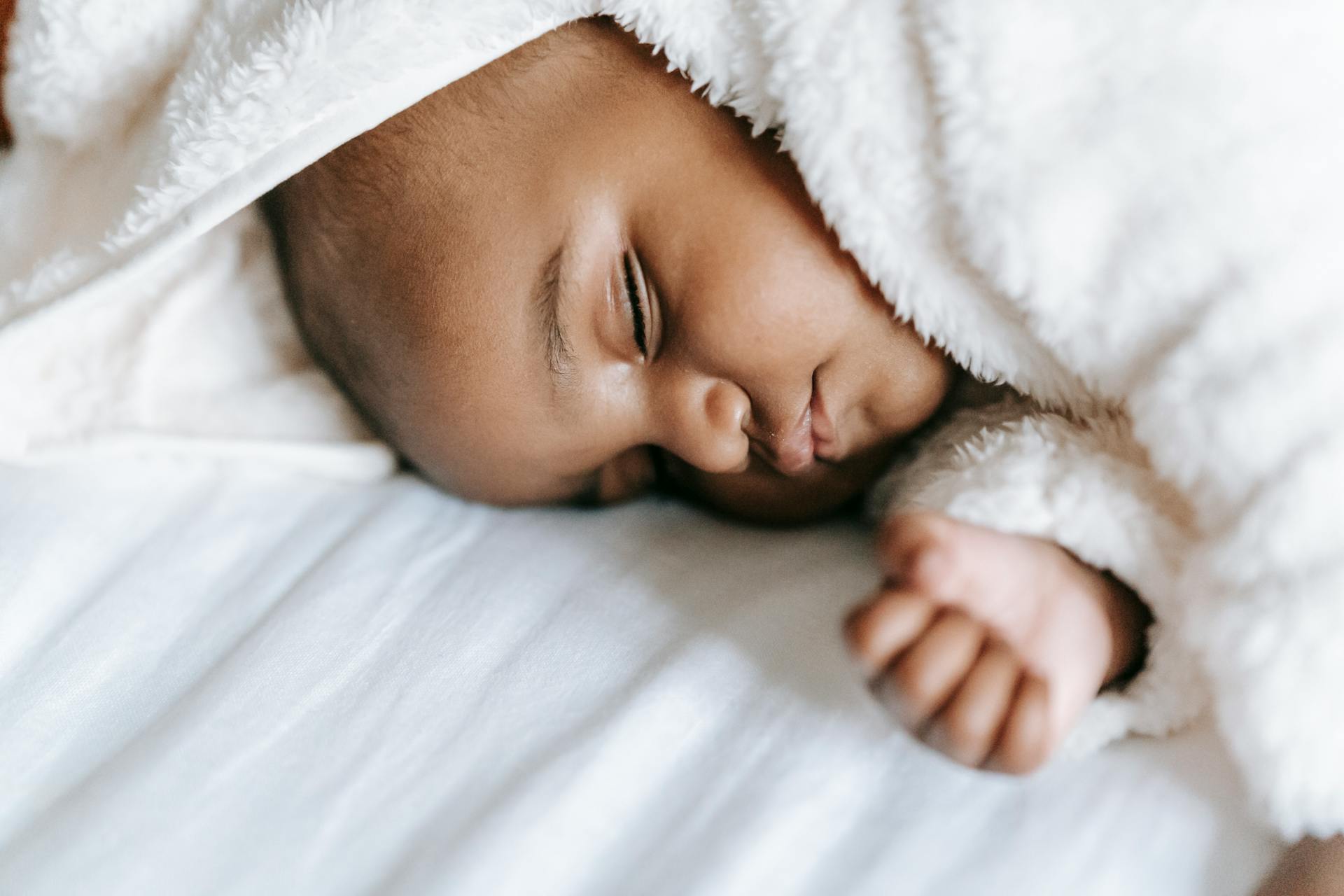 Gros plan sur un bébé qui dort | Source : Pexels