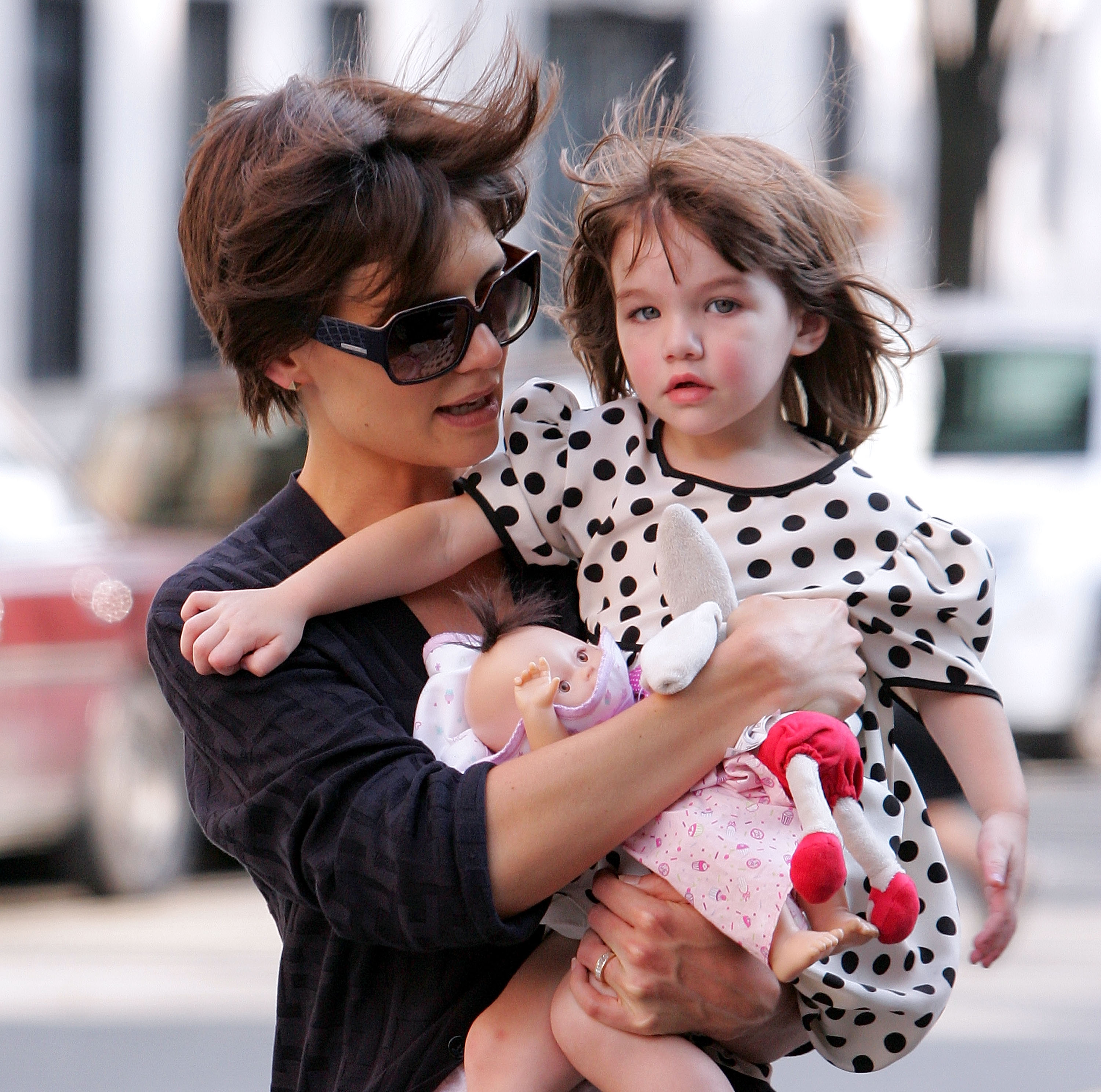 Katie Holmes et Suri Cruise aperçues dans les rues de Manhattan le 7 août 2008 à New York. | Source : Getty Images