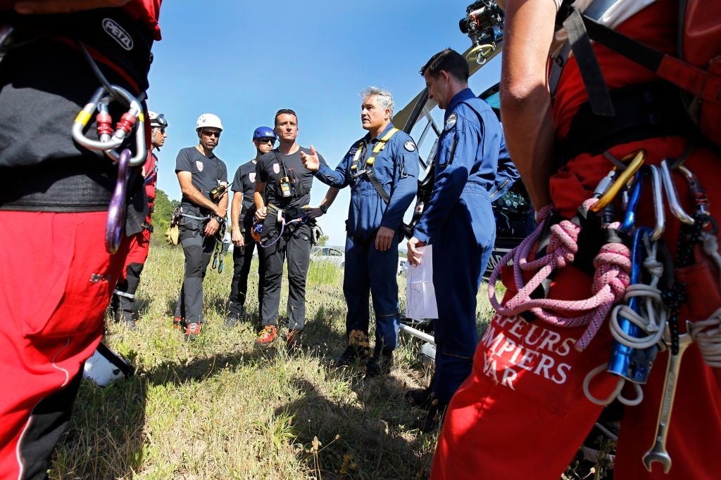 Des policiers et pompiers, le 28 juin 2011 à Roquebrune-sur-Argens, lors d'une recherche massive du suspect Xavier Dupont de Ligonnès. | Photo : Getty Images