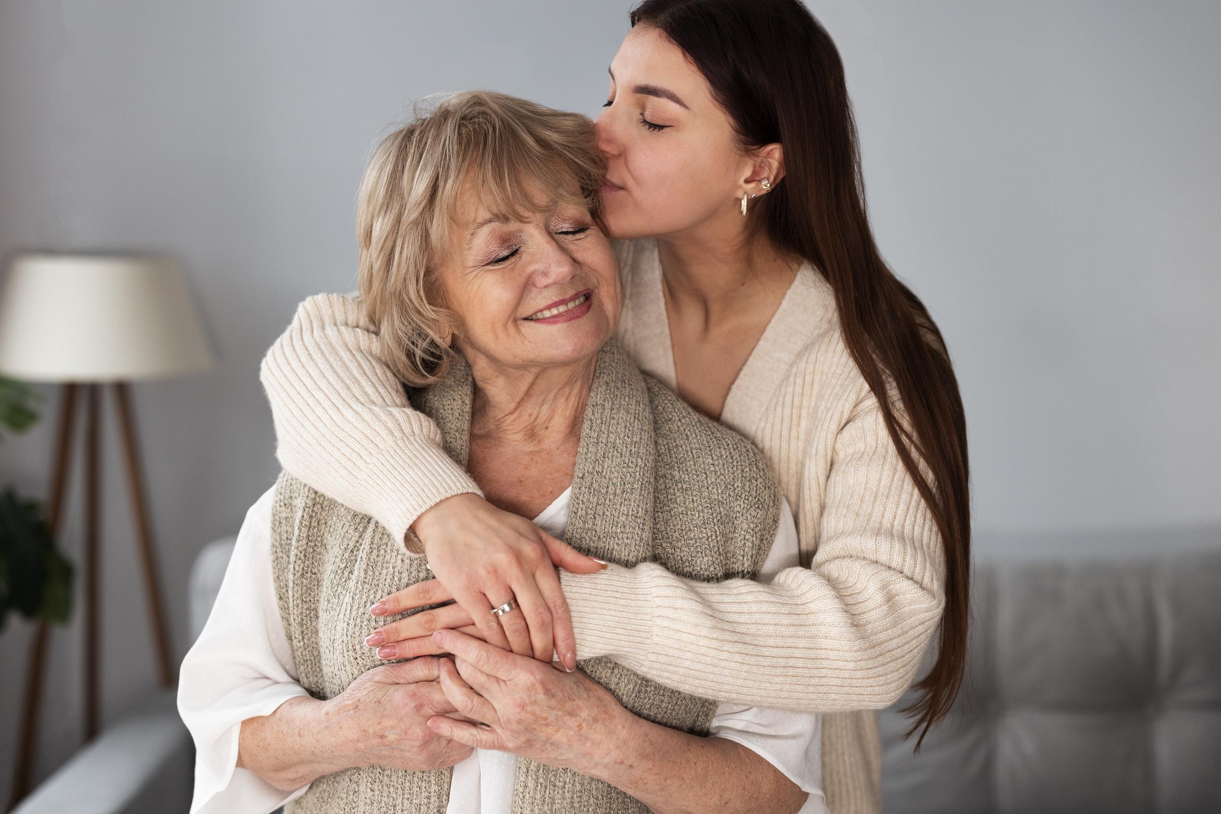 Une jeune femme et une femme plus âgée partageant un câlin | Source : Freepik