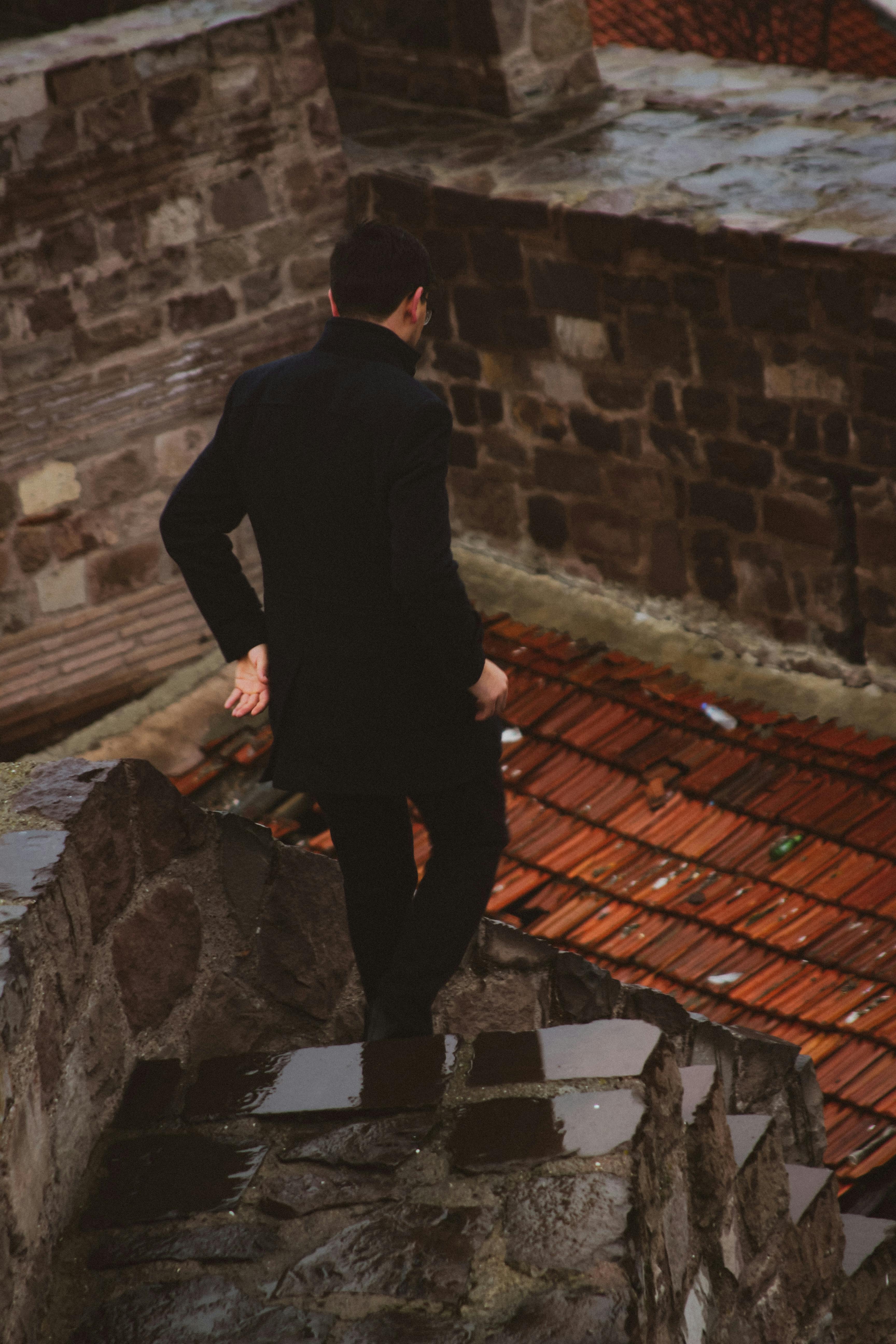 Un homme descendant les marches en pierre | Source : Pexels