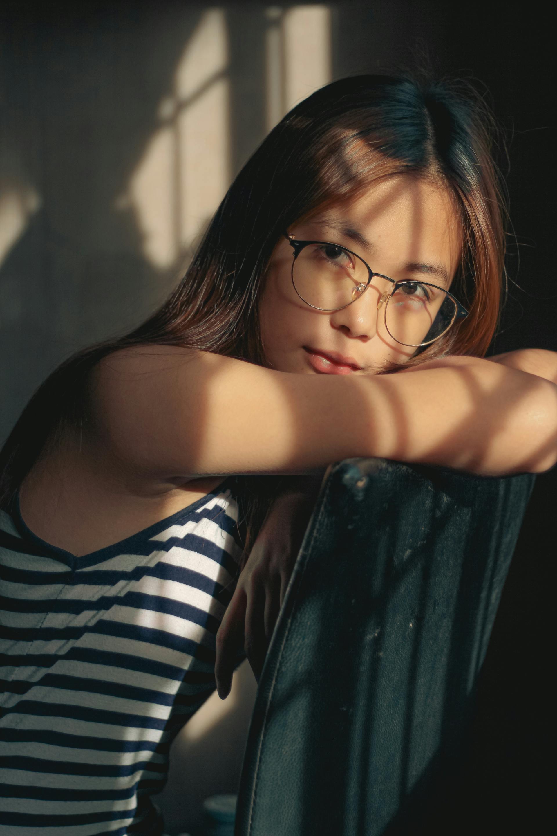 Une adolescente à l'expression pensive | Source : Pexels