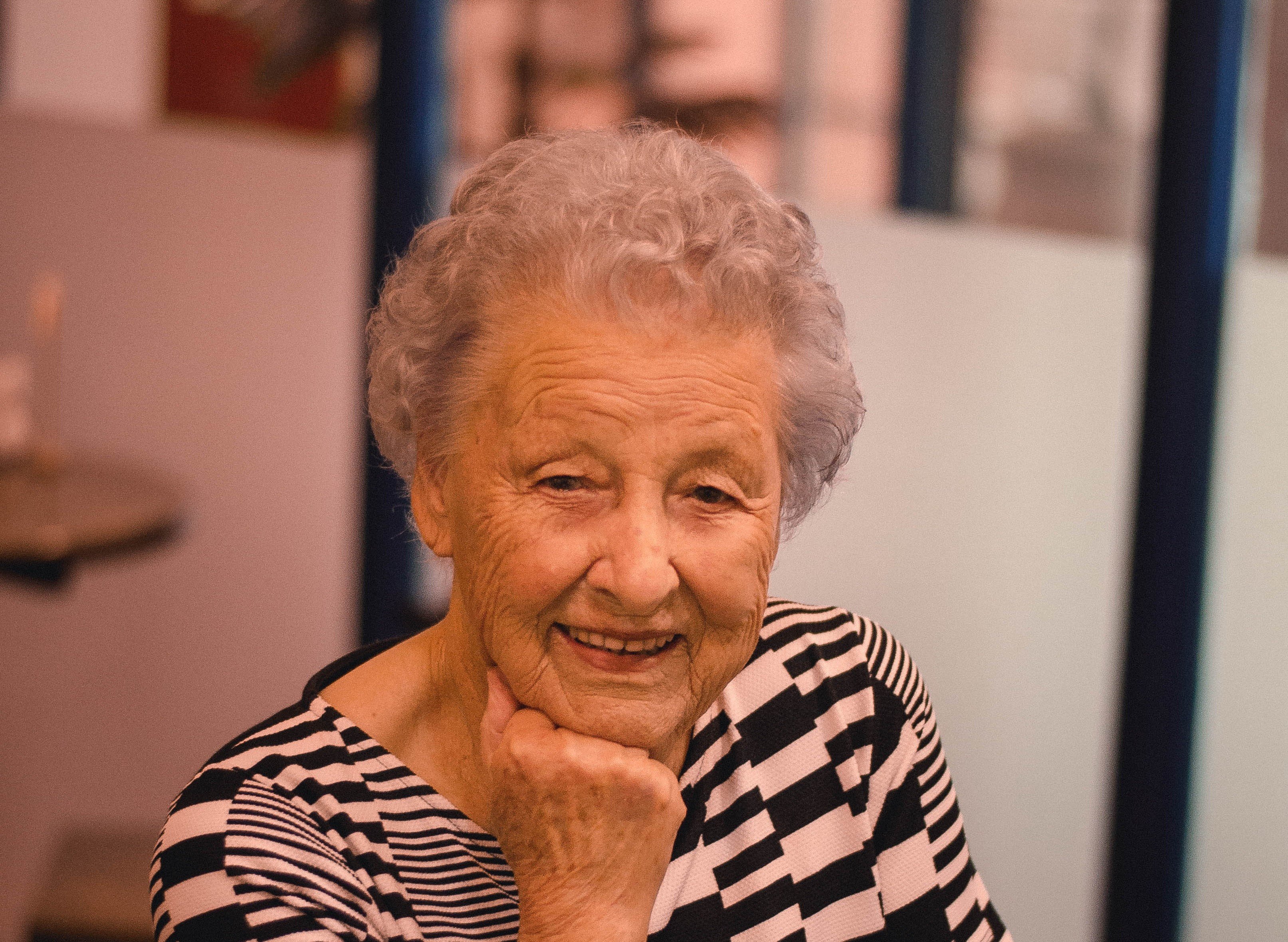 La vieille dame sourit joyeusement en voyant l'OP. | Photo : Pexels