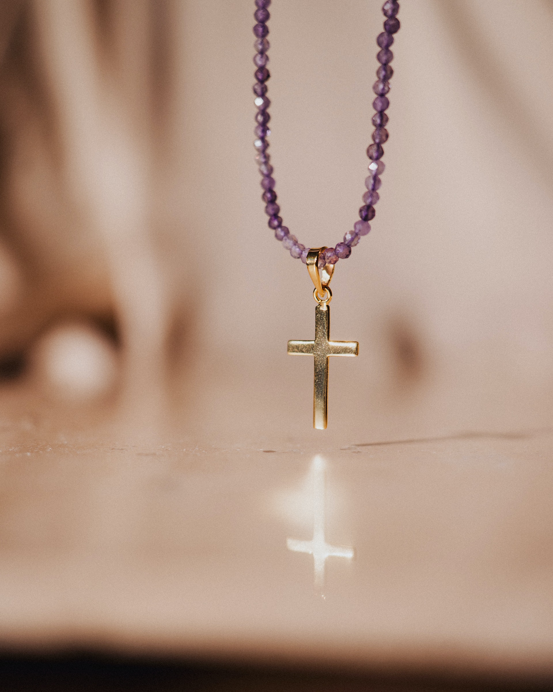 Gros plan d'un collier avec un pendentif en forme de croix | Source : Pexels