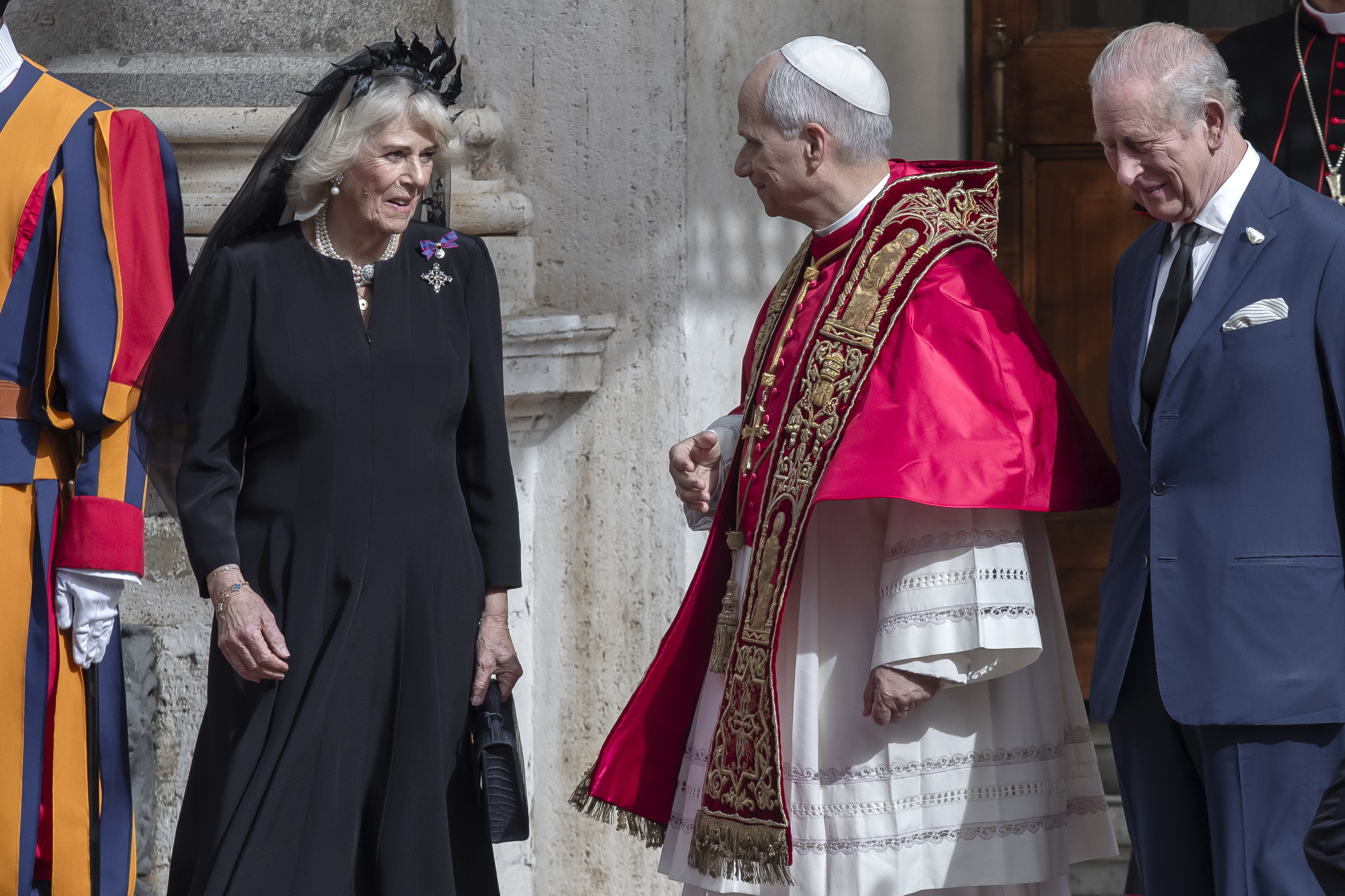 Le pape Léon XIV salue le roi Charles III et la reine Camilla dans la cour San Damaso au Vatican après la visite d'État et la prière commune dans la chapelle Sixtine. | Source : Getty Images