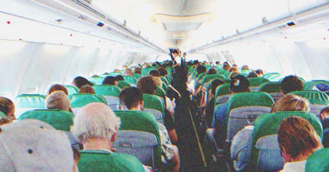Un avion rempli de passagers | Source : Shutterstock