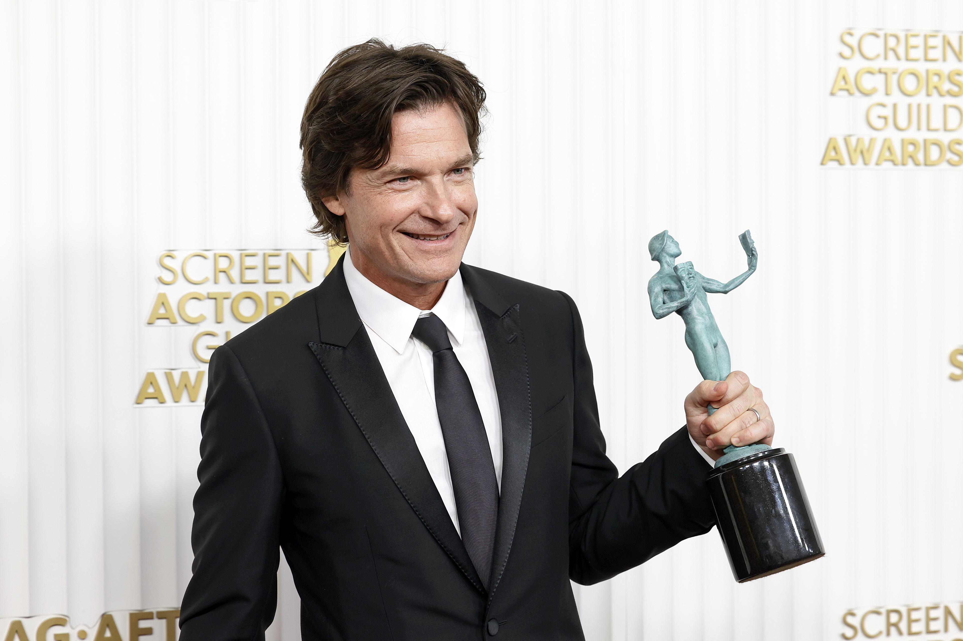 Jason Bateman reçoit le prix de l'acteur masculin dans une série dramatique pour "Ozark" le 26 février 2023 | Source : Getty Images