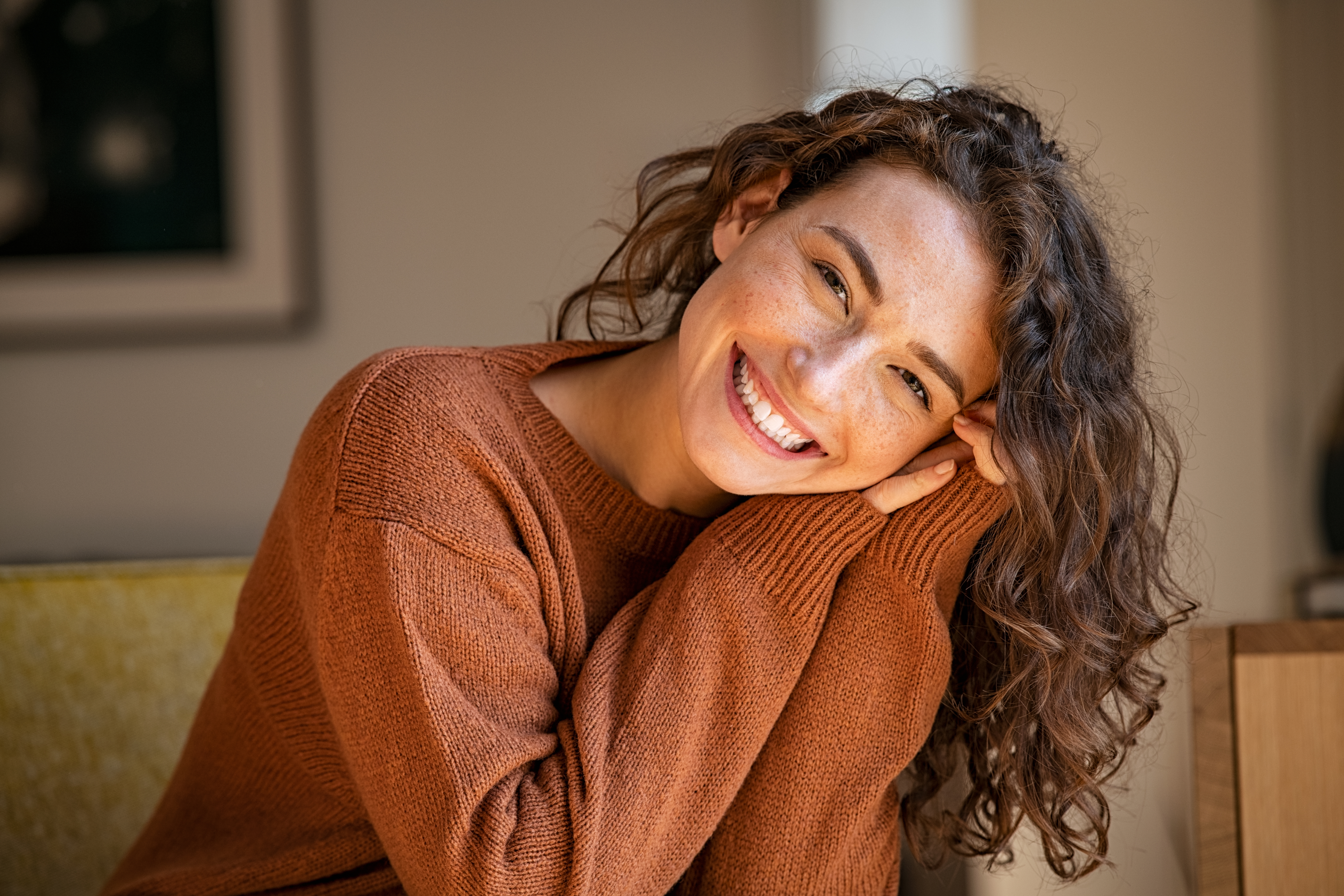 Une jeune femme heureuse | Source : Shutterstock