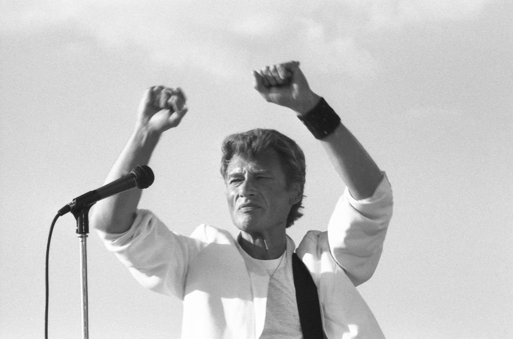 Johnny Hallyday gives a concert at La Fête de l'Humanité on September 15, 1985 in La Courneuve near Paris. . І Source : Getty Images