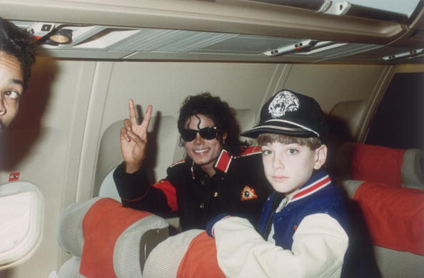 Michael Jackson avec Jimmy Safechuck, 10 ans, dans l'avion de la tournée / Photo : Getty Images