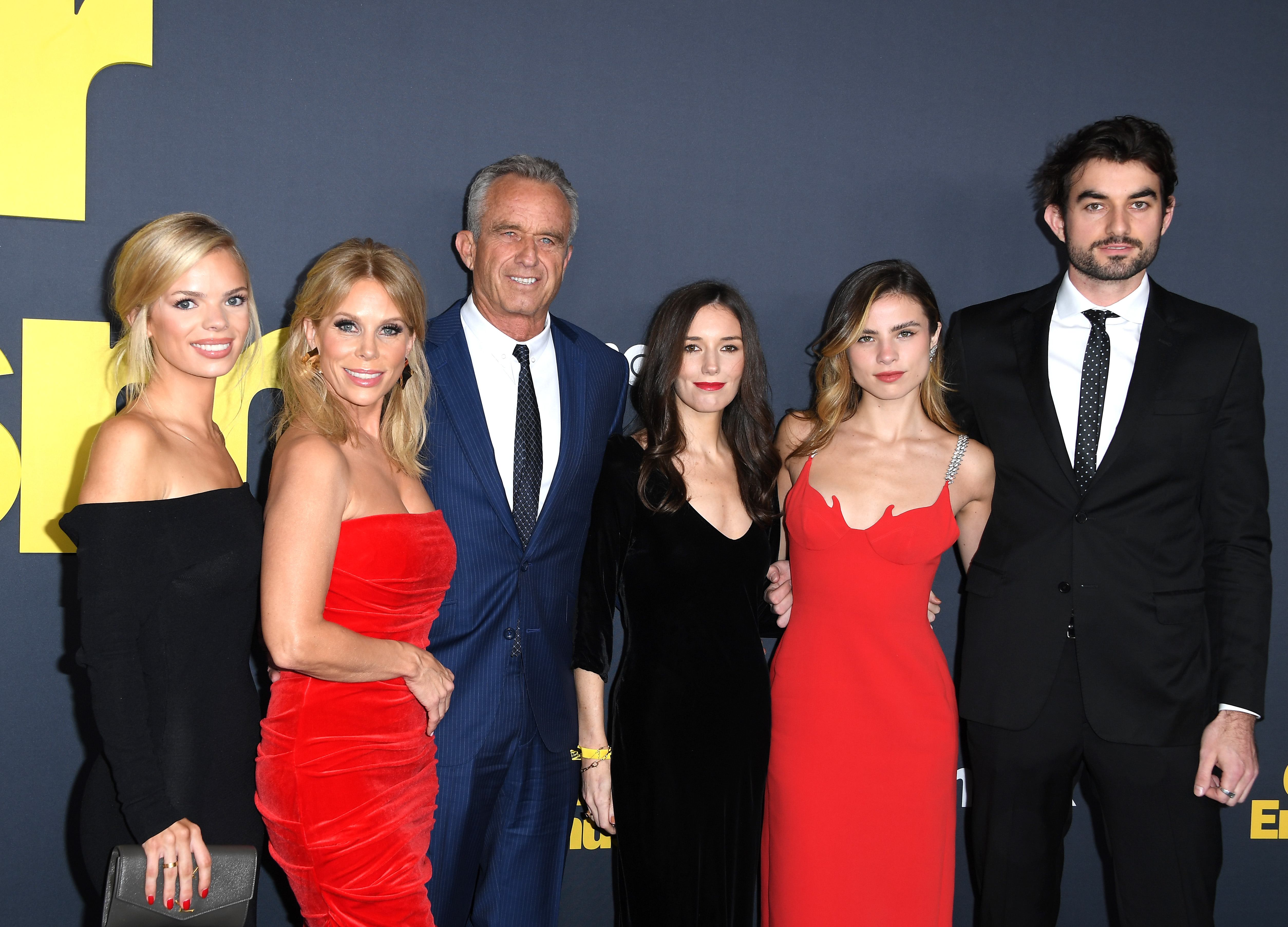 Catherine Rose Young, Cheryl Hines, Robert F. Kennedy Jr., an unidentified woman, Giulia Be et Conor Kennedy lors de la première de la saison 12 de "Curb Your Enthusiasm" à Los Angeles, Californie, le 30 janvier 2024 | Source : Getty Images