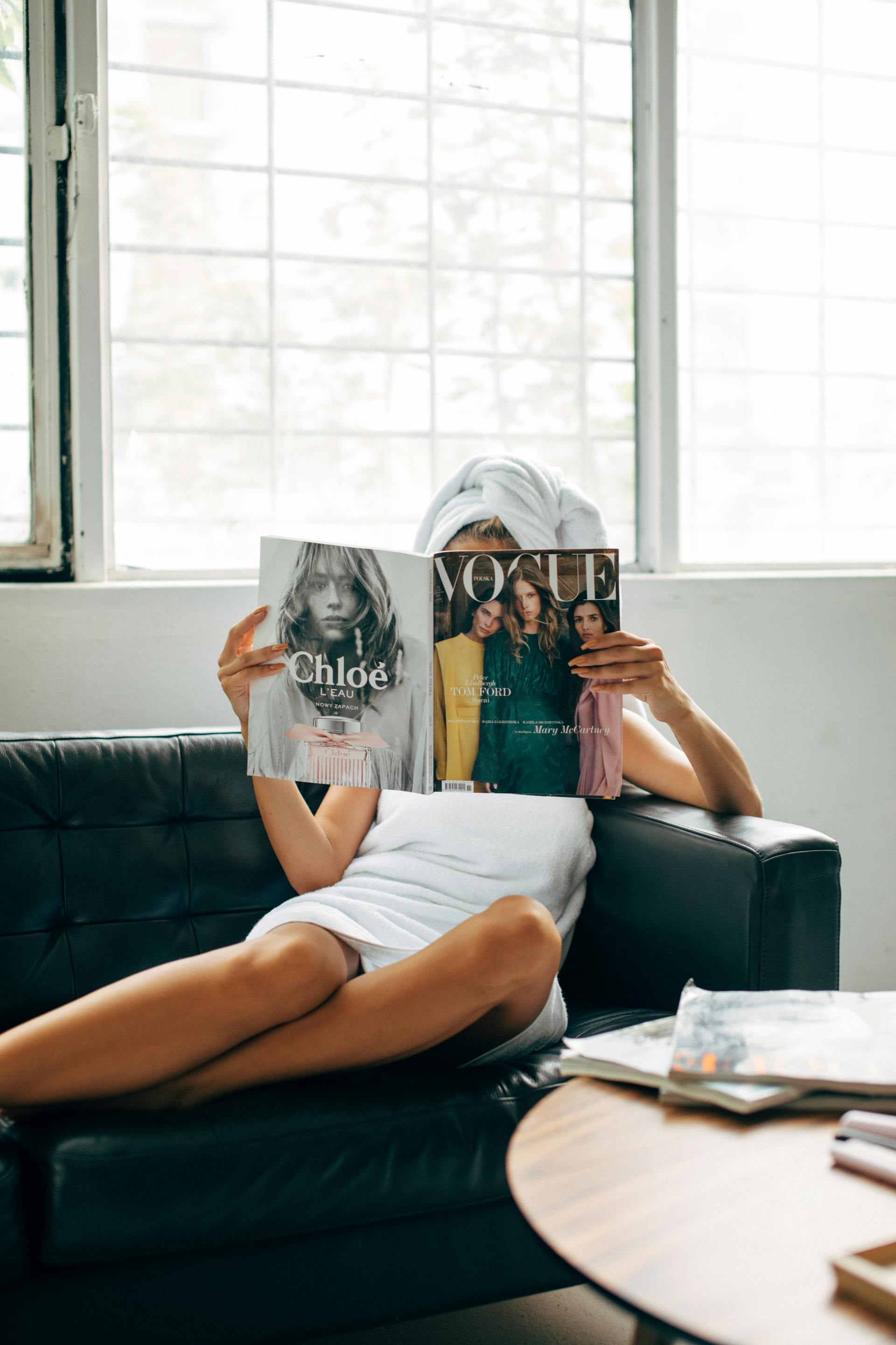 Une femme lisant un magazine | Source : Pexels