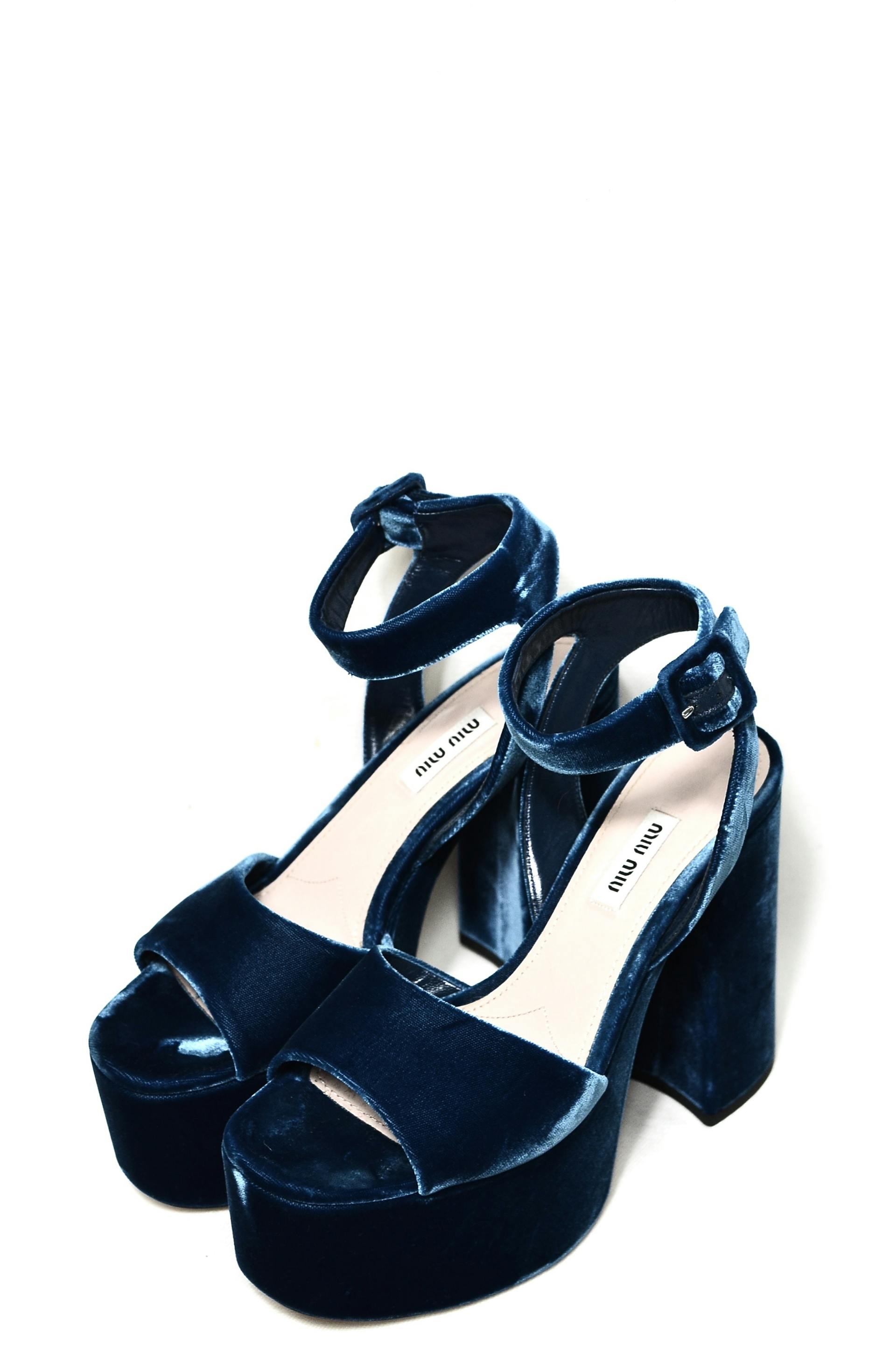 Une paire de chaussures en daim bleu | Source : Pexels