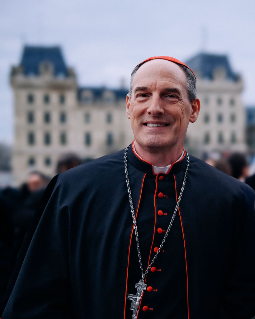 Le cardinal Bustillo salue la foule à la fin de l'office sur le parvis lors de la messe corse célébrée à Notre-Dame de Paris | Source : Getty Images