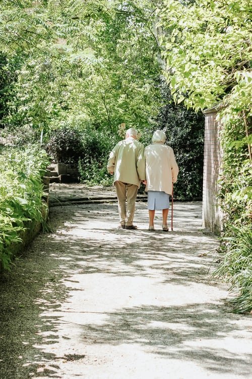 Un couple de vieux marchant dans une ruelle. | Photo : Unsplash